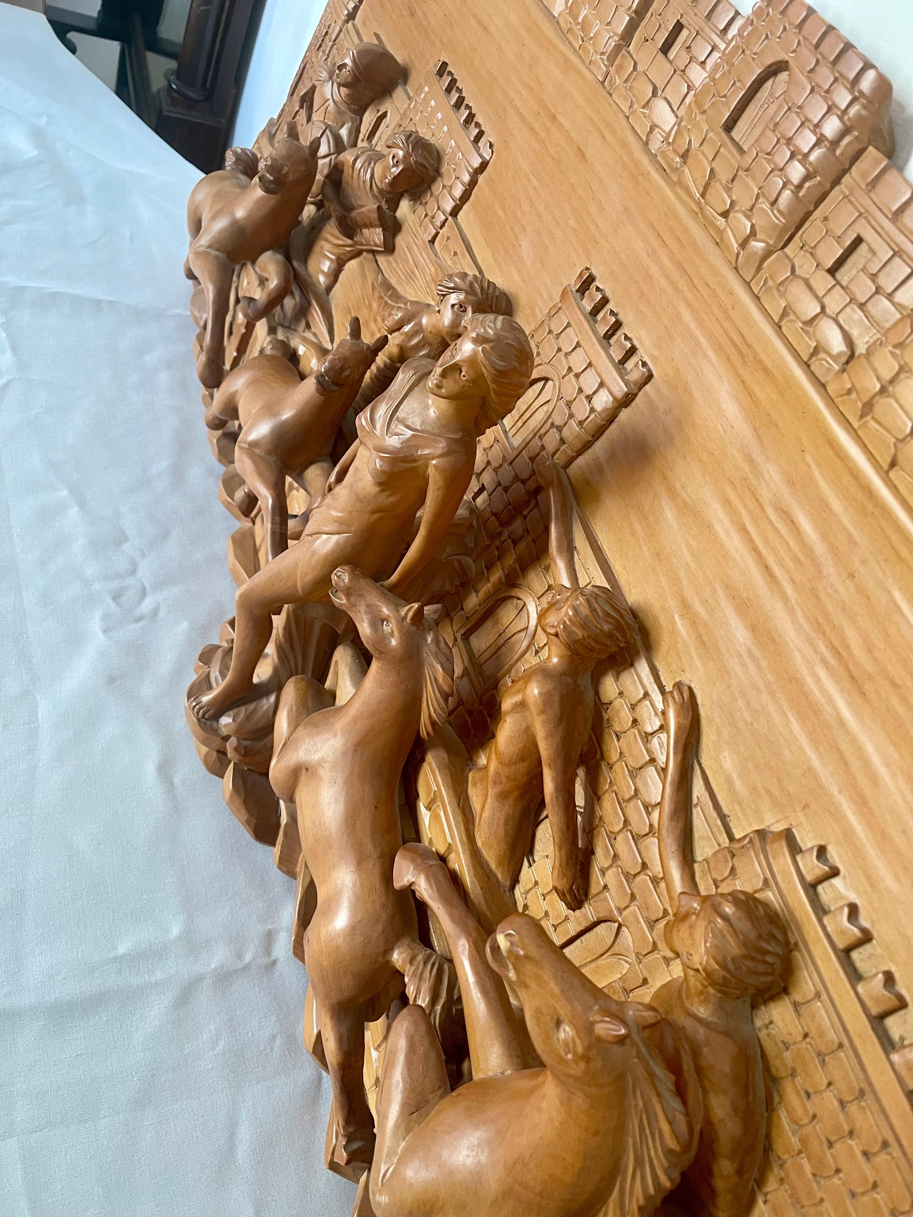 Prächtiges Basrelief aus Massivholz, griechisch-römische mythologische Szene, 20 im Angebot 2