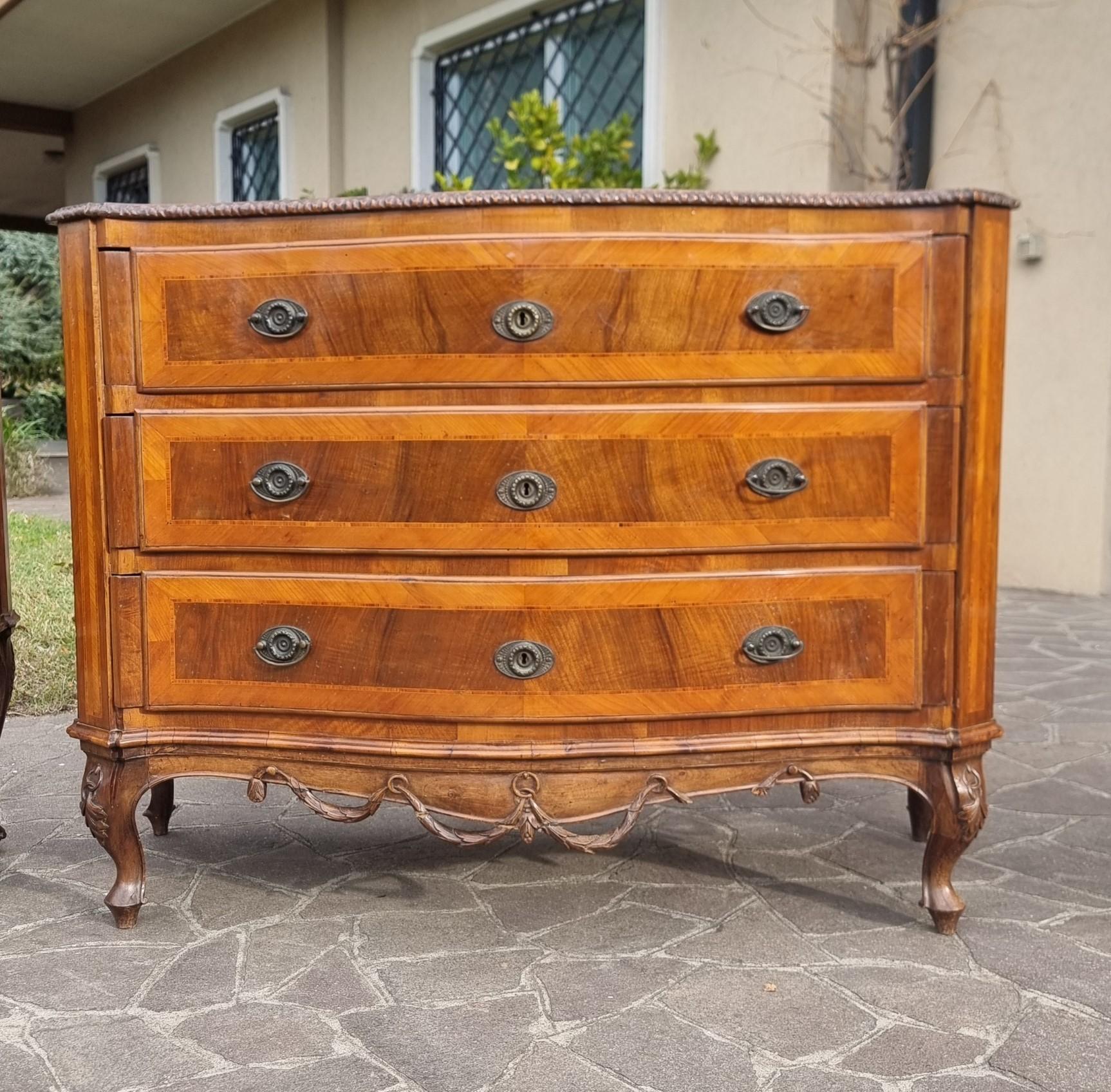 Venetian Walnut Dresser from the 1800s: Timeless Elegance

This magnificent walnut dresser is an authentic example of 19th-century Venetian elegance. Perfect for those looking for a piece of furniture that combines functionality and historical