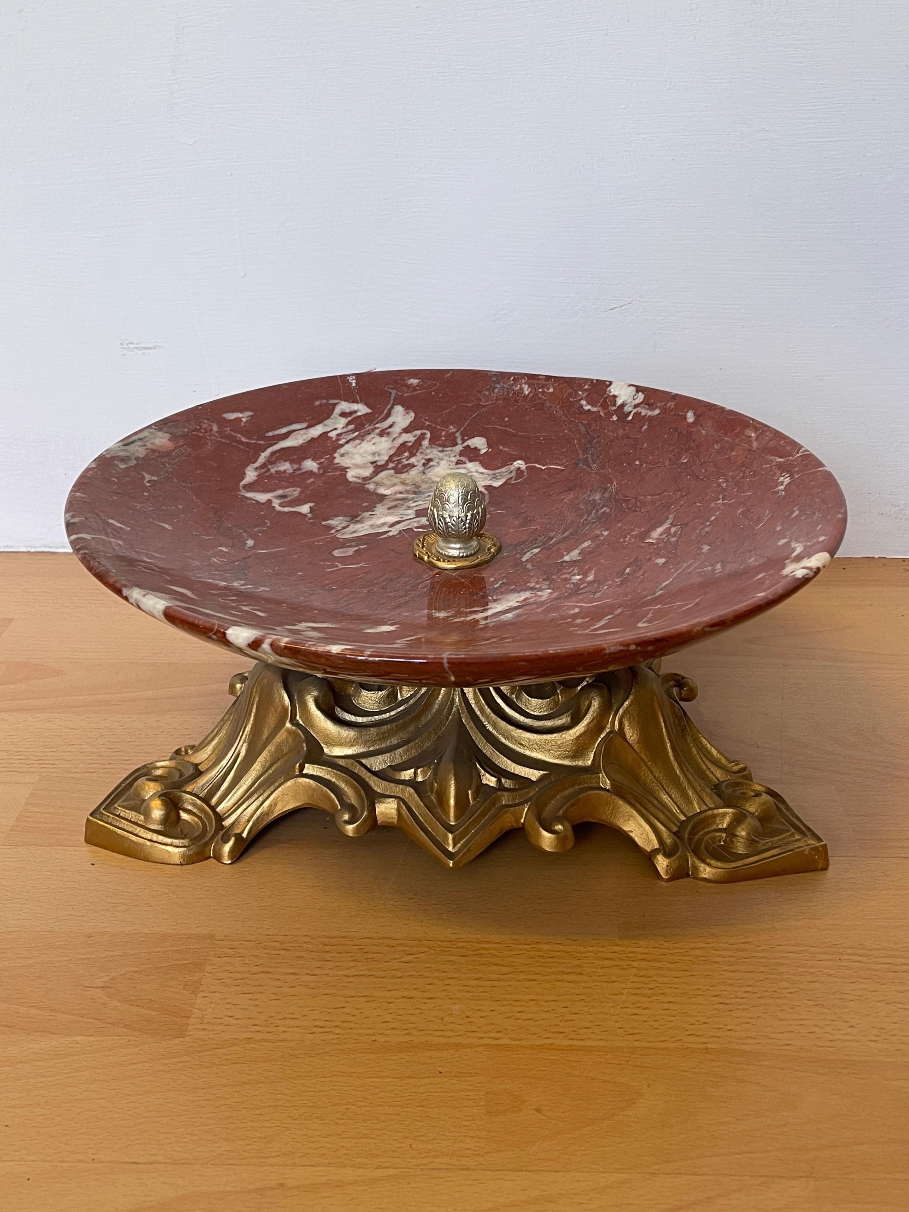 Prächtige Mittelschale aus rotem Marmor mit vergoldetem Sockel, Italien, 1990er Jahre (Neoklassisches Revival) im Angebot