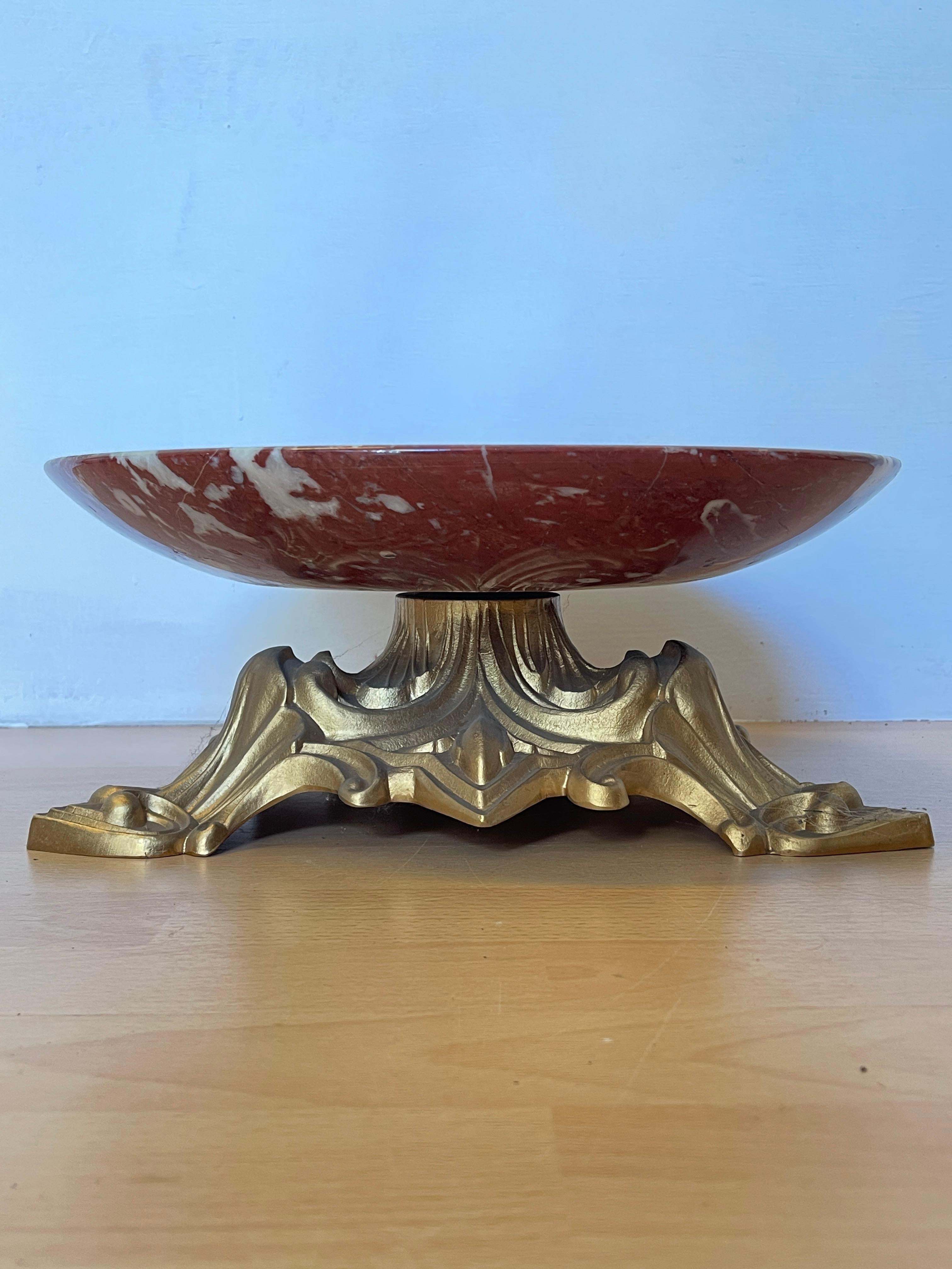 Prächtige Mittelschale aus rotem Marmor mit vergoldetem Sockel, Italien, 1990er Jahre (Italian) im Angebot