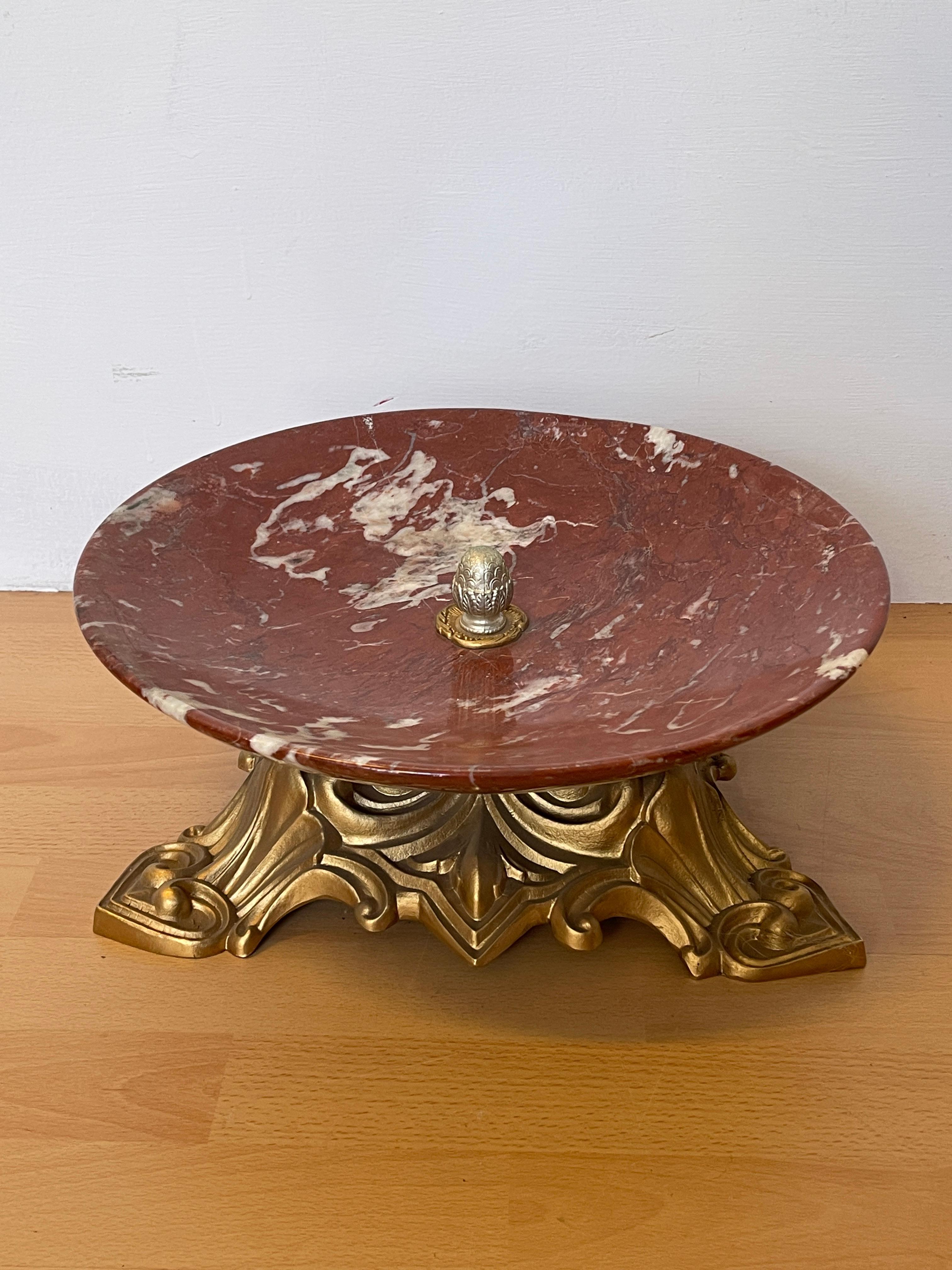 Prächtige Mittelschale aus rotem Marmor mit vergoldetem Sockel, Italien, 1990er Jahre (Handgefertigt) im Angebot