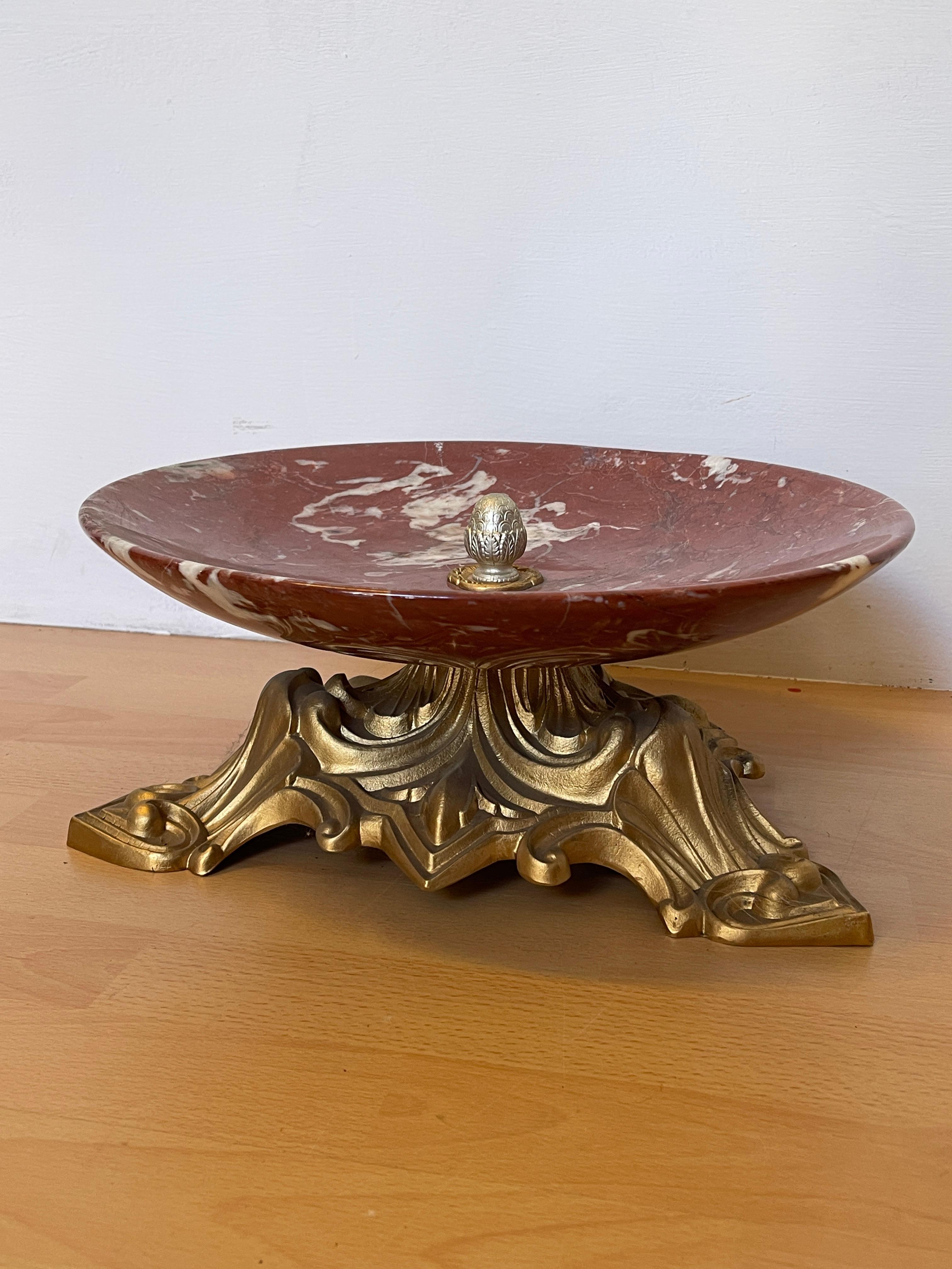 Prächtige Mittelschale aus rotem Marmor mit vergoldetem Sockel, Italien, 1990er Jahre im Zustand „Hervorragend“ im Angebot in Cantù, IT