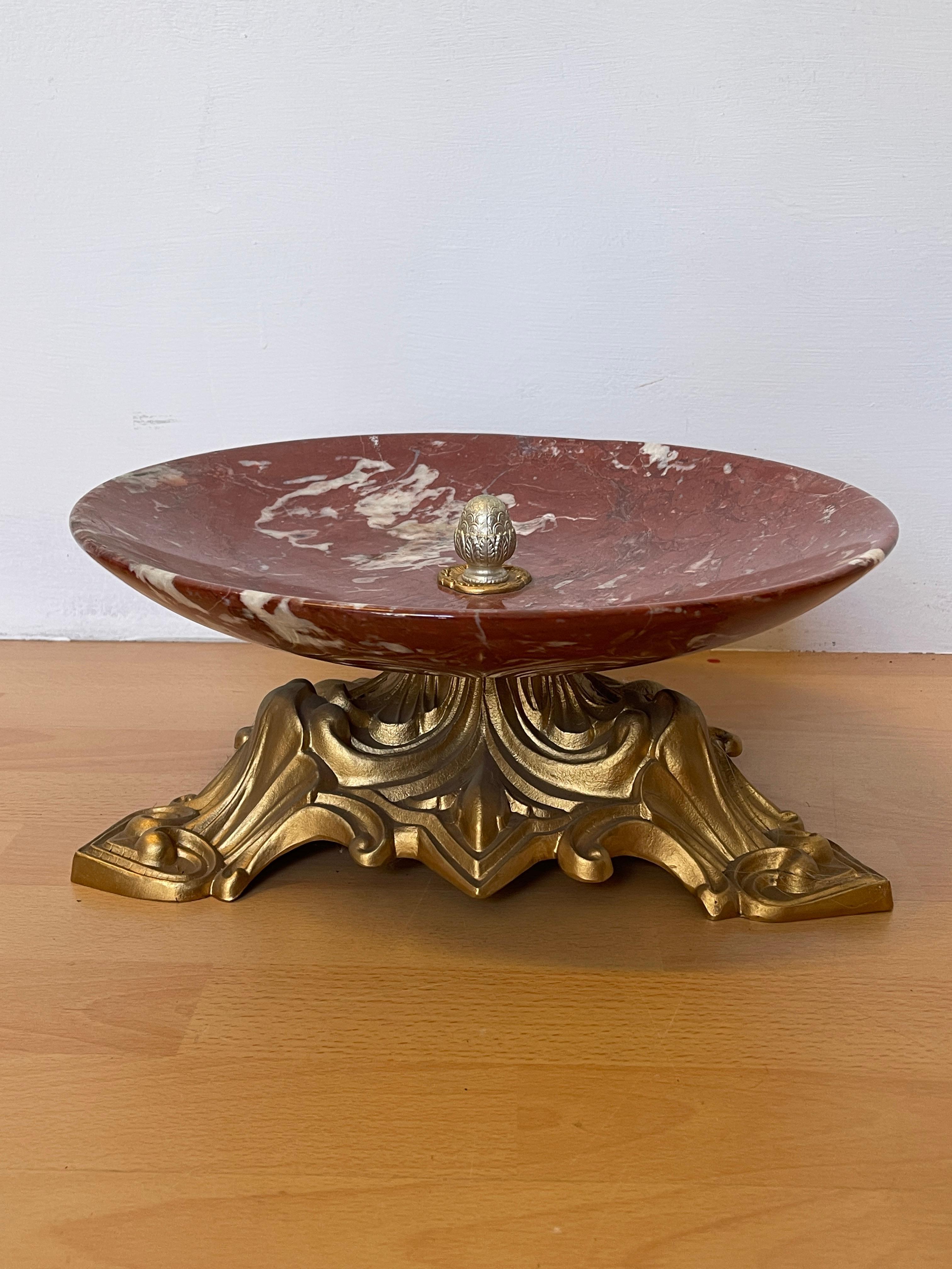 Prächtige Mittelschale aus rotem Marmor mit vergoldetem Sockel, Italien, 1990er Jahre (20th Century) im Angebot