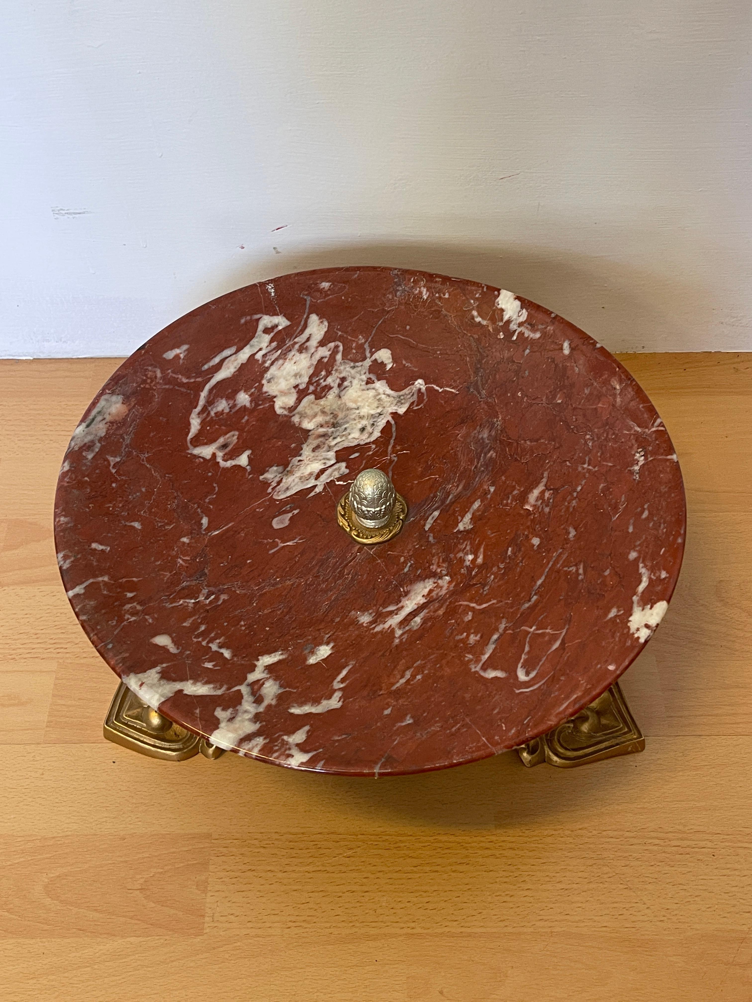 Prächtige Mittelschale aus rotem Marmor mit vergoldetem Sockel, Italien, 1990er Jahre (Bronze) im Angebot