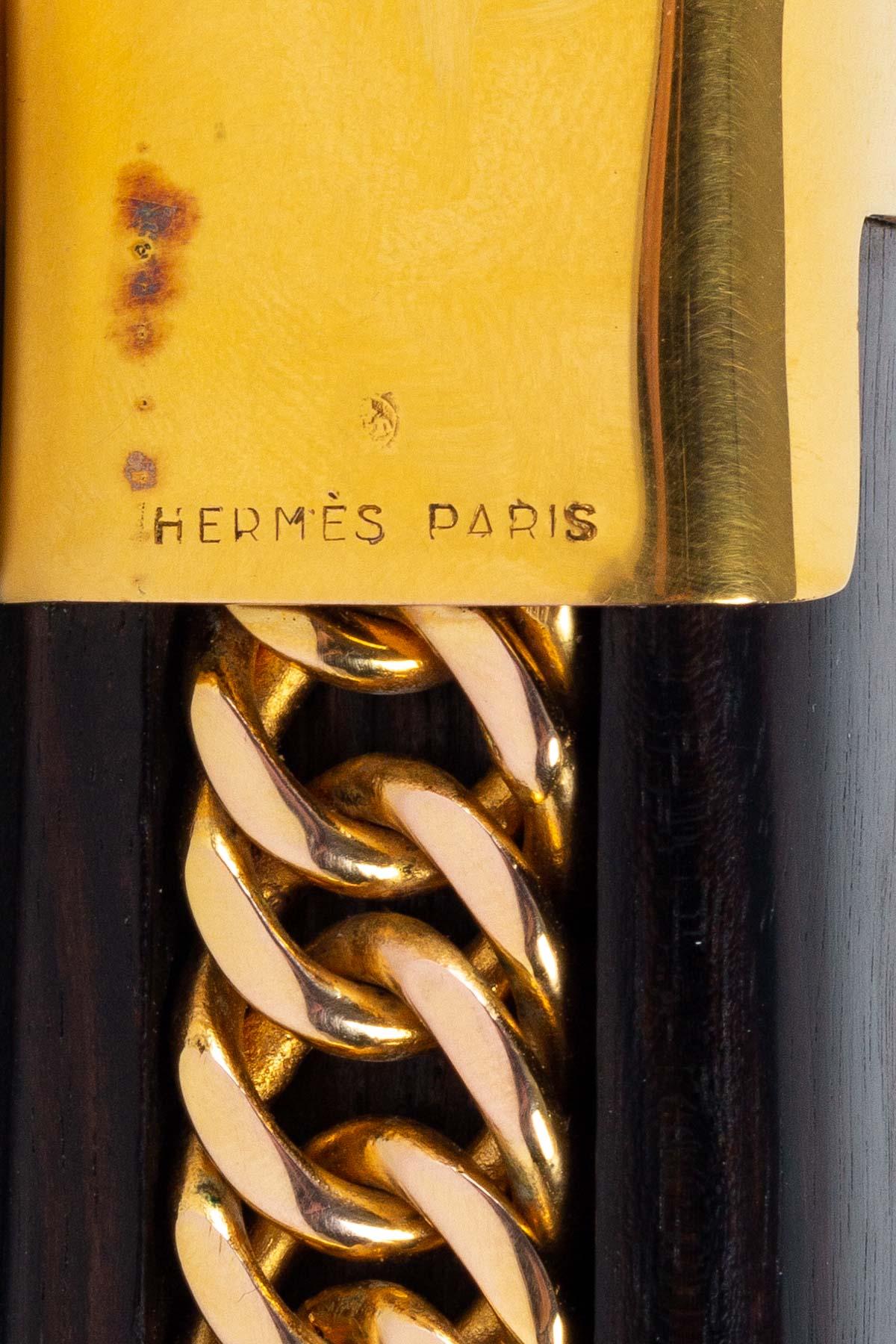 Magnifier from Hermes in gilded metal and Madagascar ebony handle.
Measures: H: 20 cm, W: 9 cm, D: 2.5 cm.