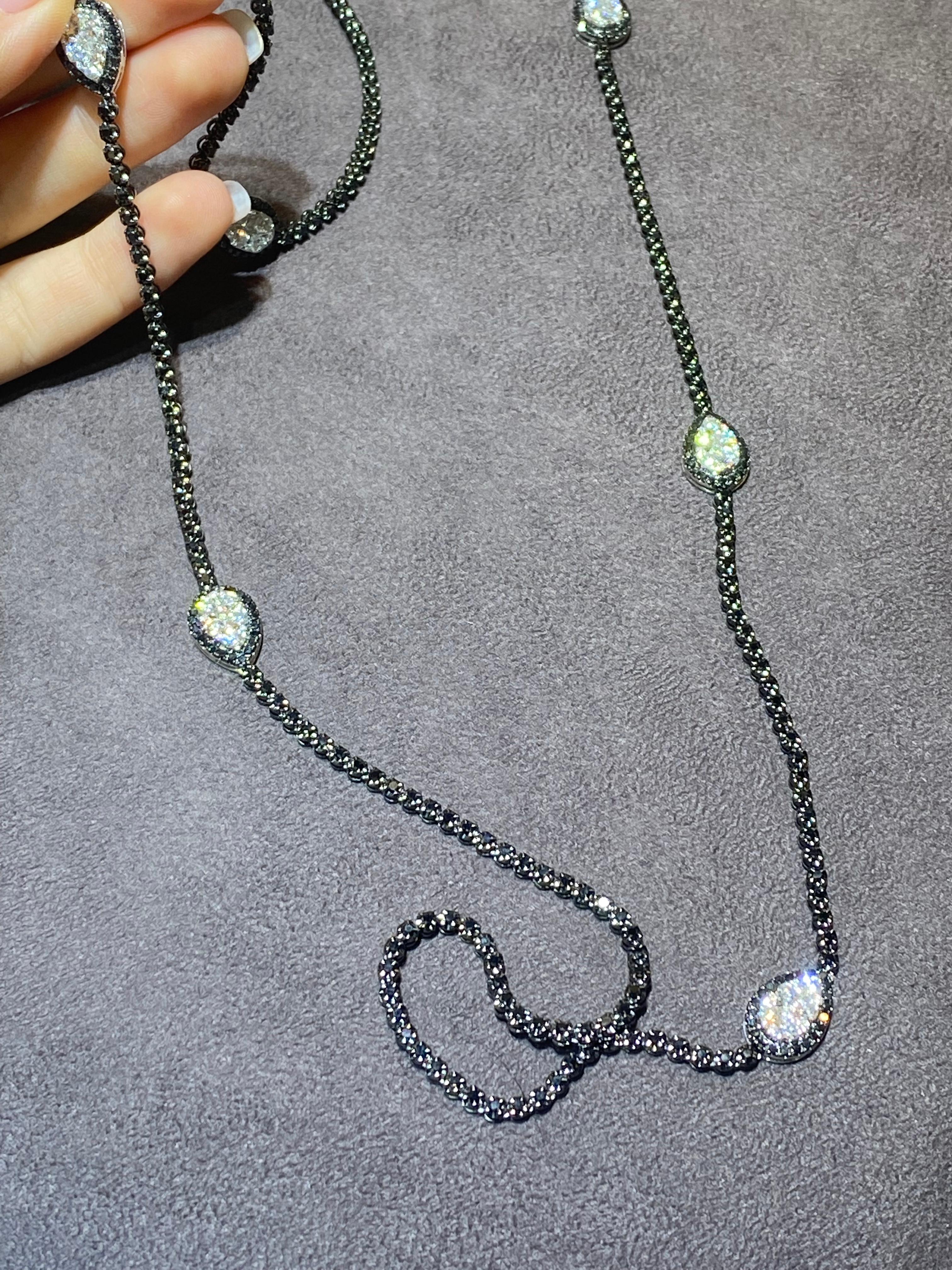 Magnifique Halskette aus 18 Karat Gold mit schwarzem und weißem Diamanten für sie (Rundschliff) im Angebot