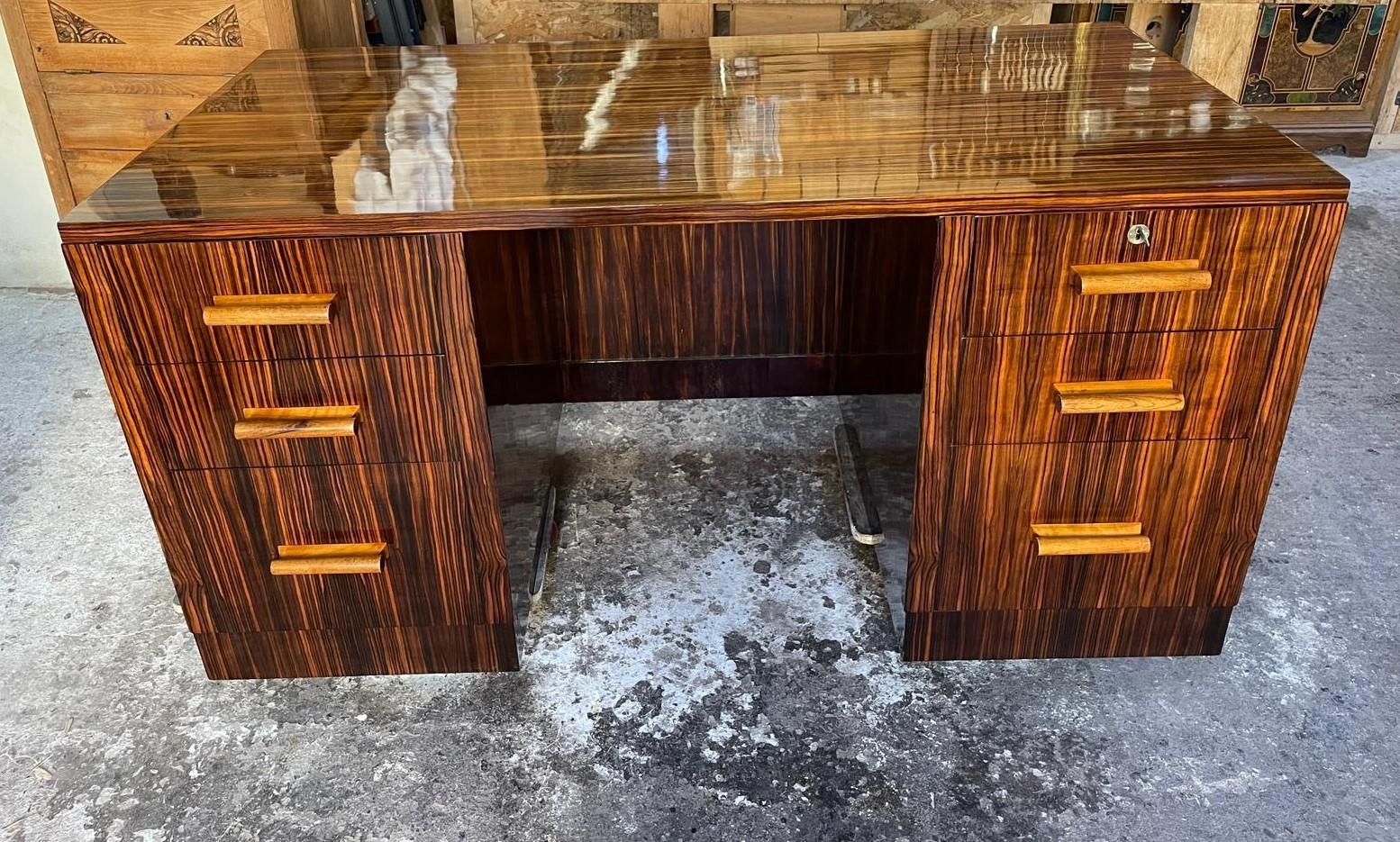 Magnifique bureau en placage d'ébène de macassar d'époque Art-Déco
Entièrement restauré
6 tiroirs dont 2 tiroirs en caisson de chaque côté
Etat exceptionnel
Plaque de verre pour le plateau disponible