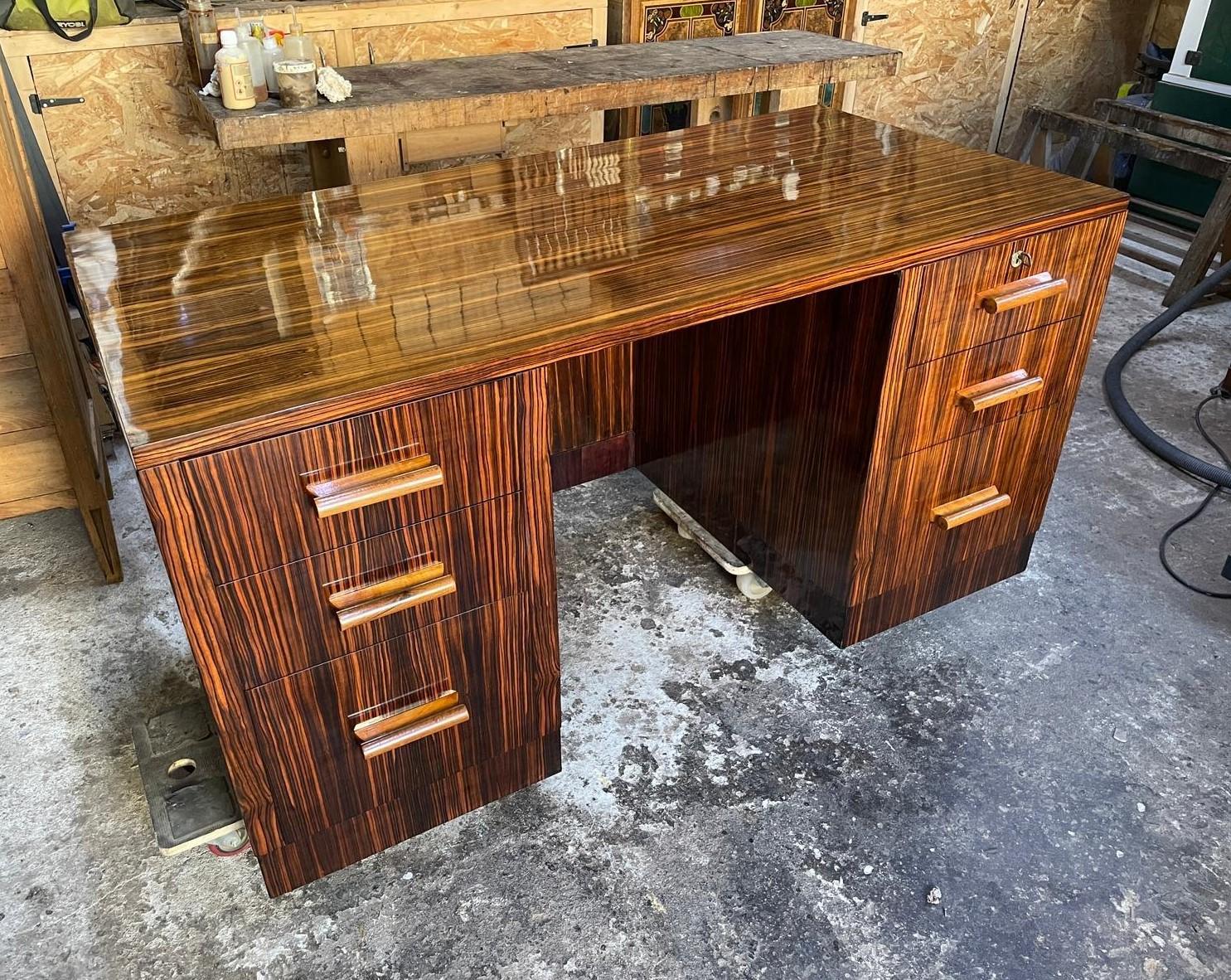 Verni Magnifique bureau Art-Déco en placage d'ébène de macassar en vente