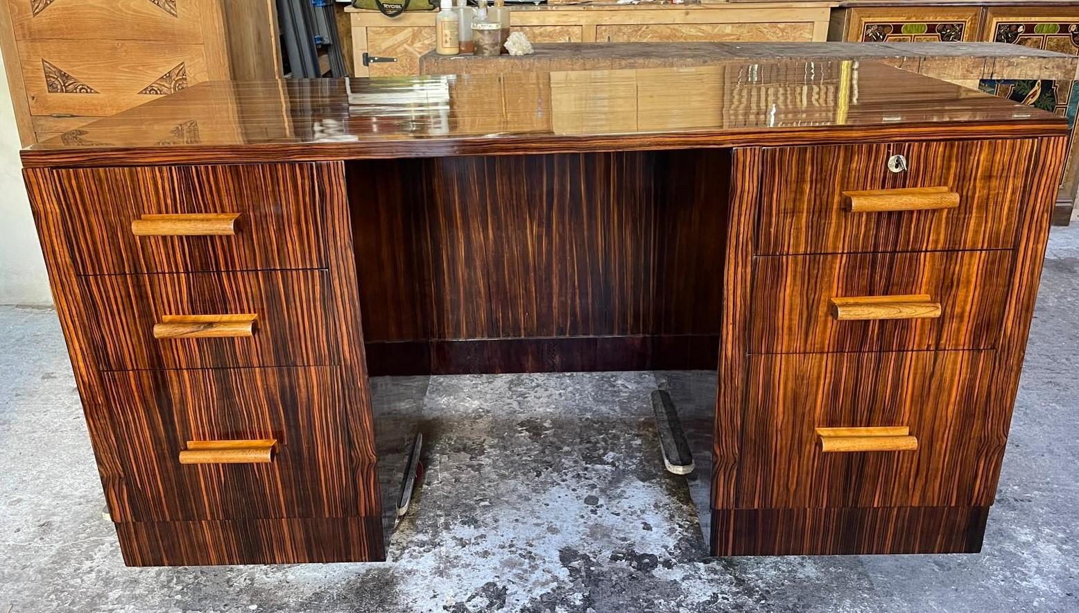 Milieu du XXe siècle Magnifique bureau Art-Déco en placage d'ébène de macassar en vente