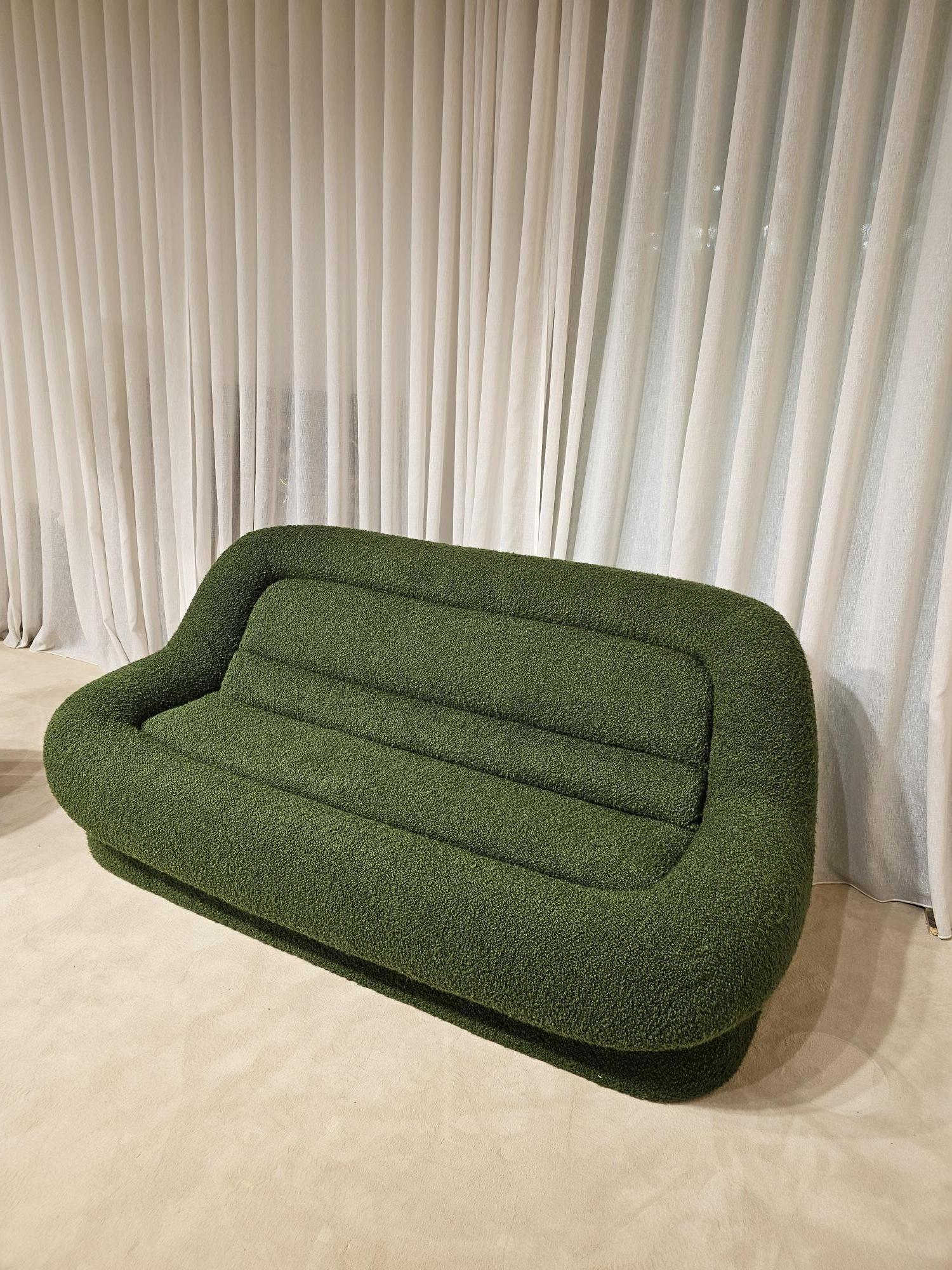 Modern canapé par Emilio Guarnacci modele Nuava Italie 1970 .