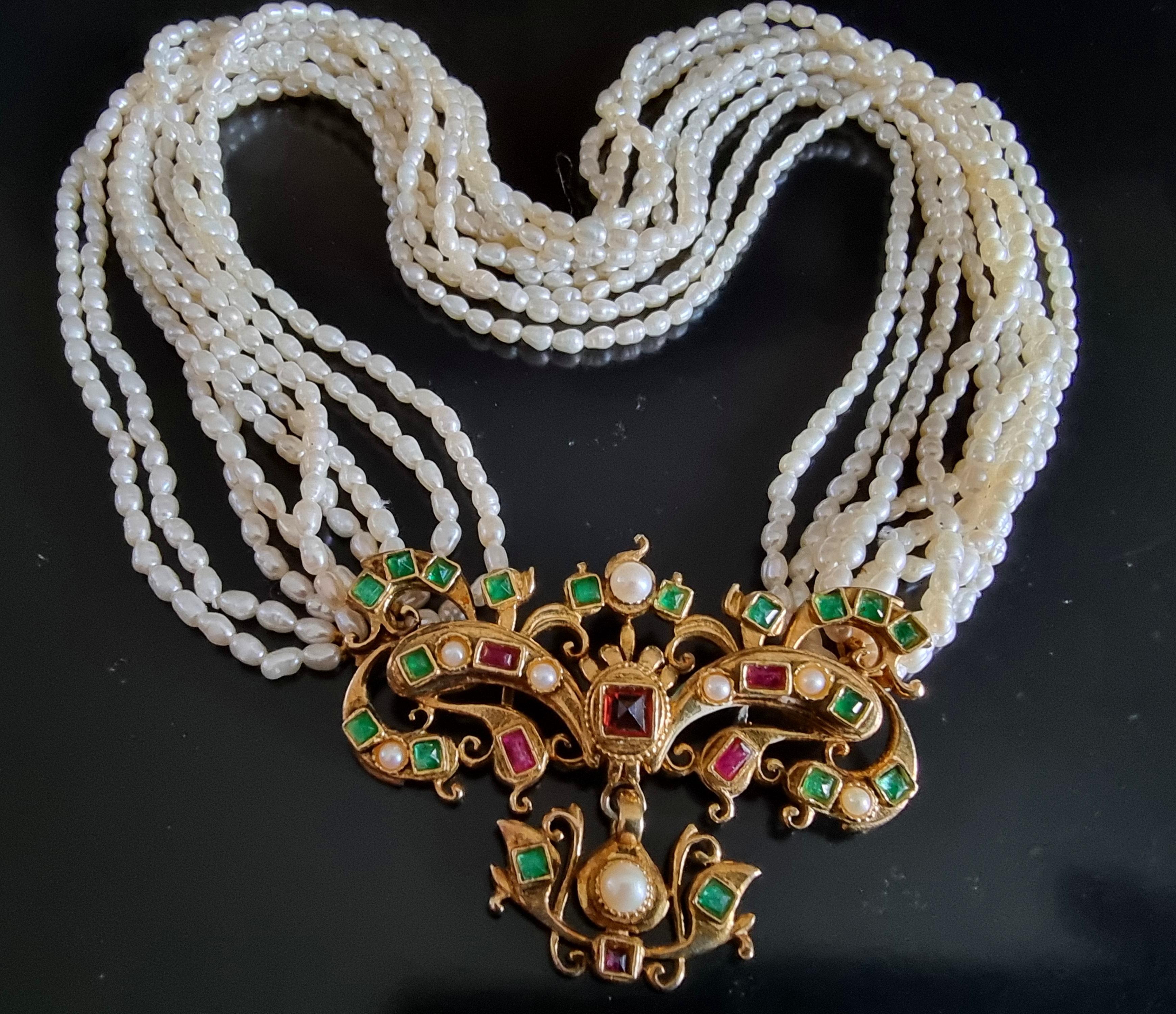 Magnificent 18th century style NECKLACE,
French High Fashion,
70s - 80s vintage,
composed of 9 rows of cultured pearls,
removable central motif depicting a two-sided knot in 800 thousandths silver vermeil
set with cultured pearls and colored