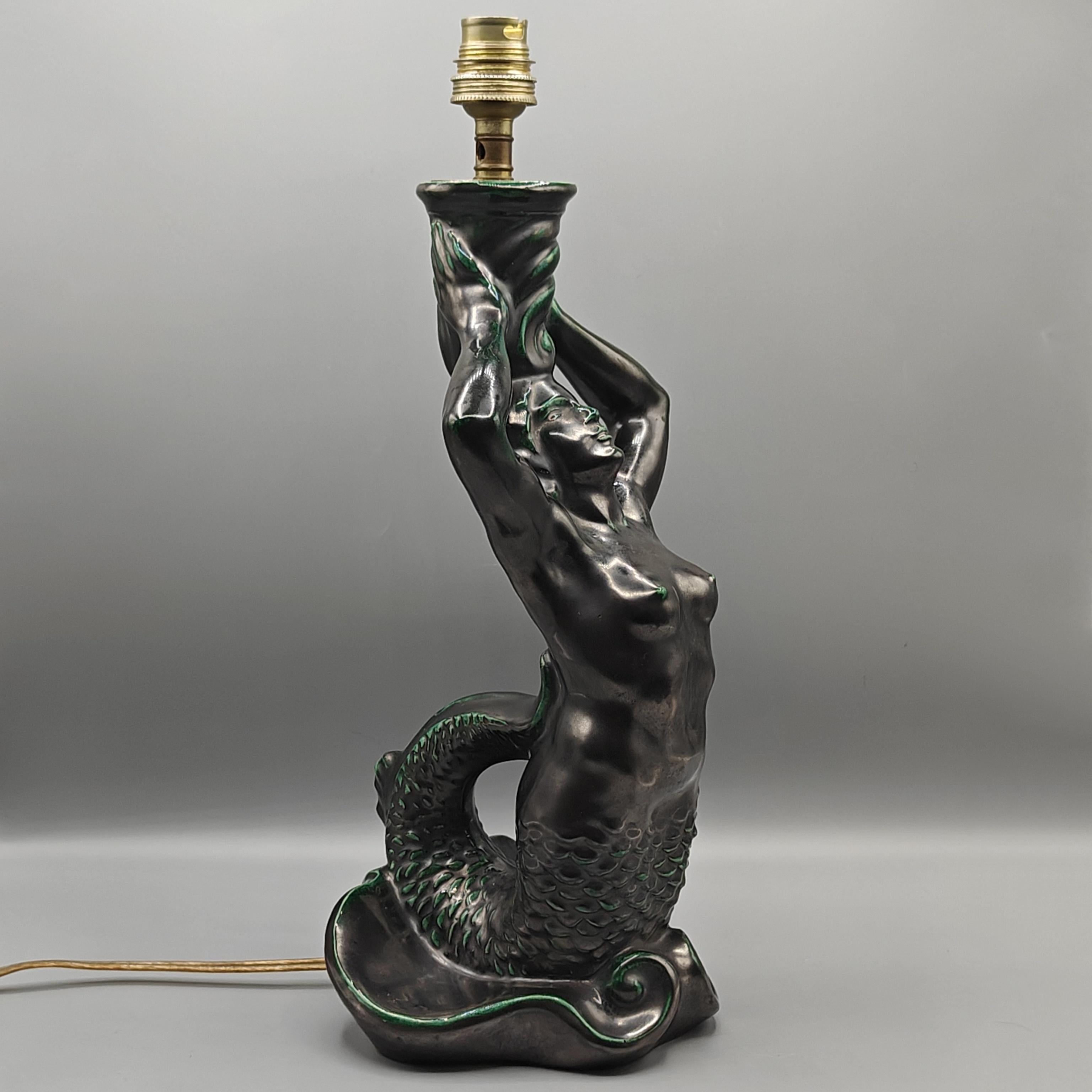 Sublime pied de lampe en céramique du céramiste espagnol Santiago Rodriguez Bonome (1901-1995), qui a vécu en France de 1929 jusqu'à sa mort.

Ce pied de lampe est exceptionnel par sa beauté, notamment par la représentation d'une sirène libre