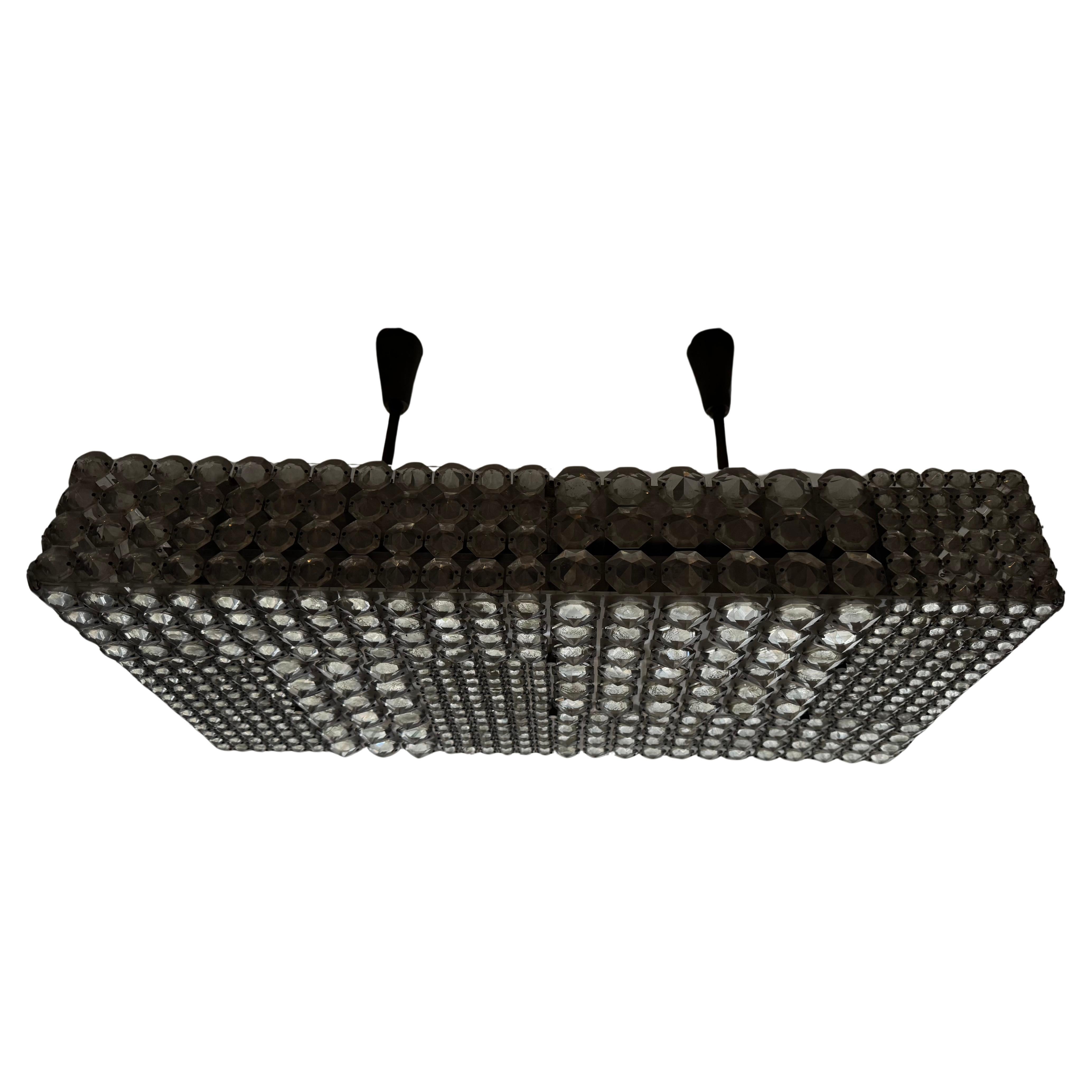 Un raro lampadario rettangolare in cristallo sfaccettato con un sistema di sospensione in nichel con due steli in nichel per il montaggio a soffitto, progettato nel 1962 da Bakalowits a Vienna, in Austria. Il lampadario è stato ricablato ed è in