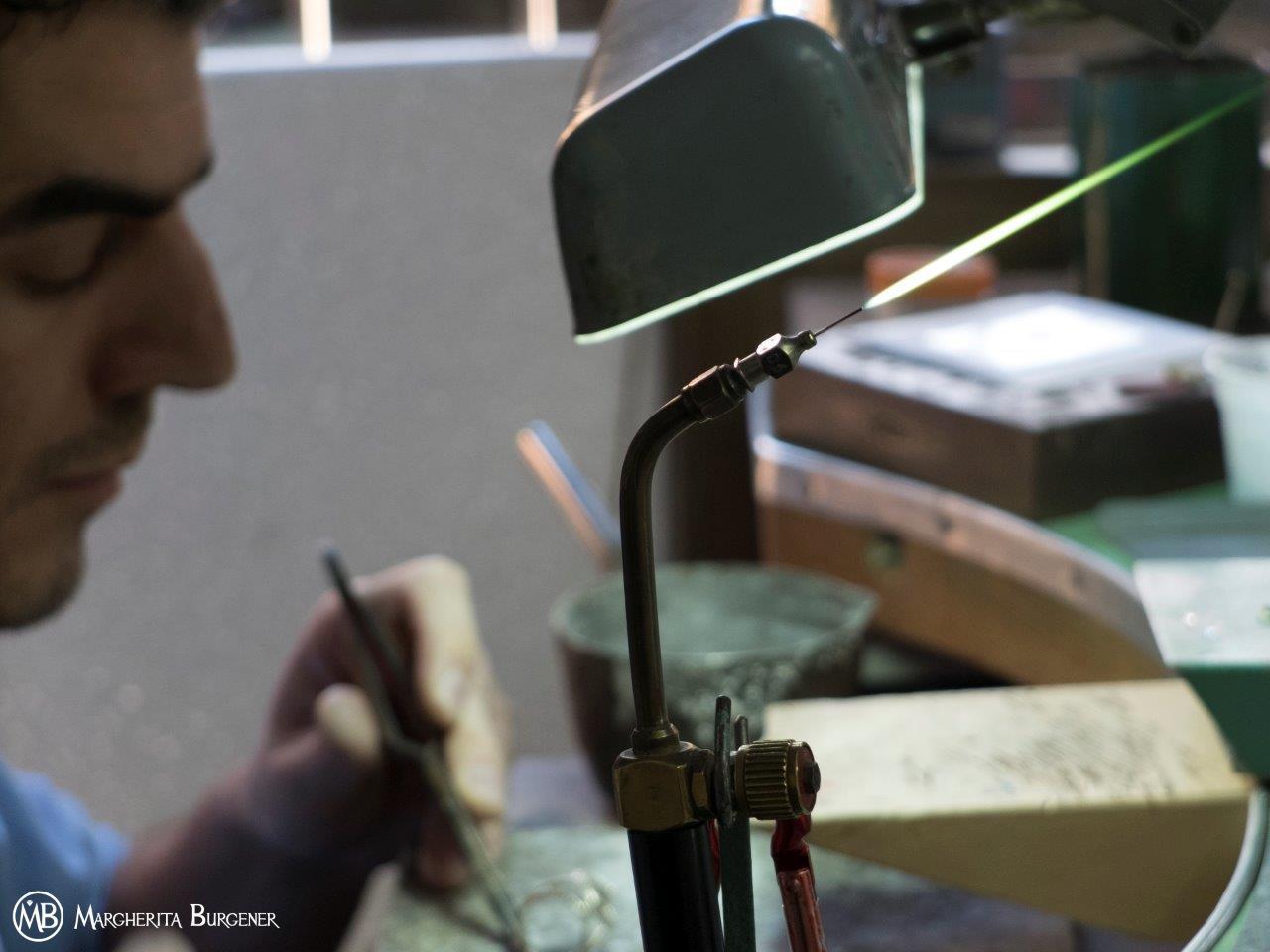 Die traditionelle Schleife, die von Fachleuten in der Schmuckherstellung verwendet wird, mit der Inschrift graviert und gelasert
mit dem Namen und dem Logo Margherita Burgener.
Ein interessantes und nützliches Werkzeug für alle Schmuckliebhaber und