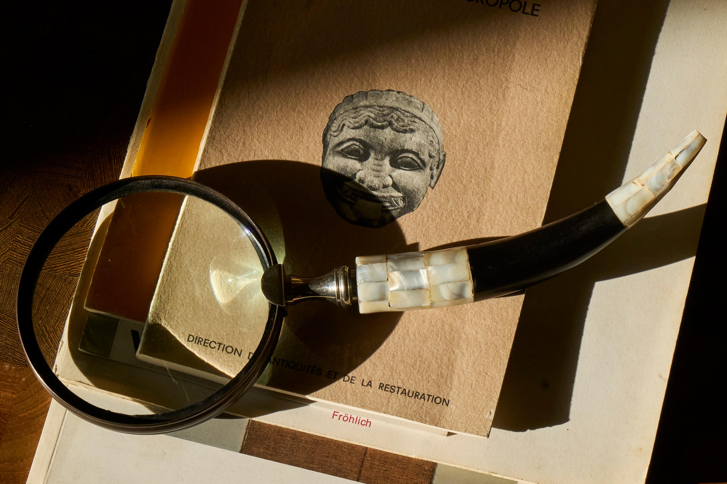 Loupe en nacre et Wood Wood massif années 1920

Magnifique loupe du début du 20e siècle en bois massif et incrustation de nacre. 

Merveilleuse poignée courbée et exécution de haute qualité. Un superbe objet de présentation sur votre bureau, votre