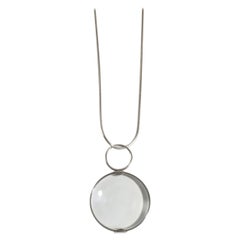 Collana con ciondolo a forma di lente d'ingrandimento