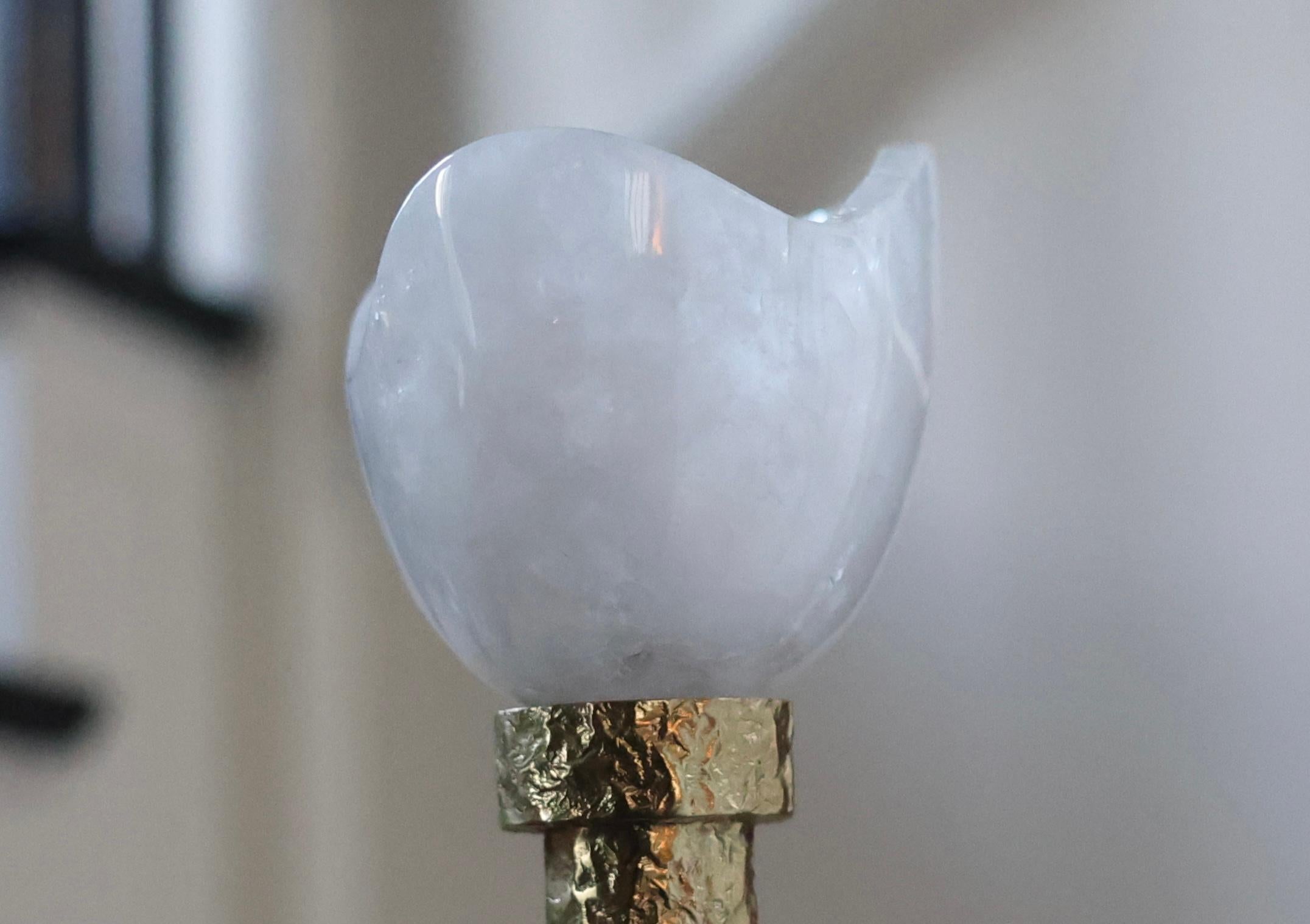 Marco de latón antiguo martillado con pétalos de cristal de roca finamente tallados.
Creado por Phoenix

Seis tomas E12 instaladas,600w en total 

Tamaños y acabados metálicos personalizados bajo pedido.