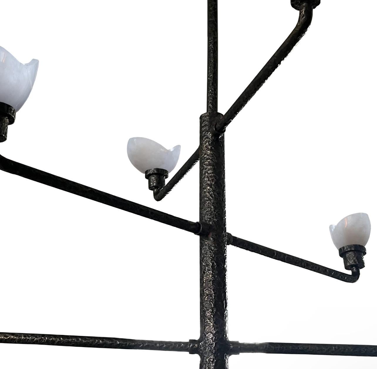 Struttura in ottone lucido martellato con petali in cristallo di rocca finemente intagliati.
Creato da Phoenix

Sei prese E12 installate, 600w in totale 

Finiture metalliche e più alte personalizzate su richiesta.