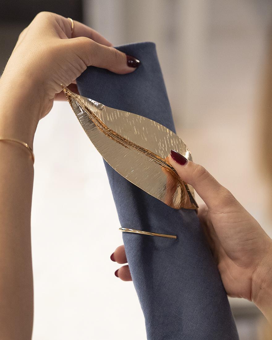 Wir präsentieren Magnolia, einen exquisiten Serviettenring, der die Eleganz und Raffinesse der Natur in Ihr Zuhause bringt. Die mit viel Liebe zum Detail gefertigte Magnolia ist sowohl in vergoldetem als auch in vernickeltem Messing erhältlich und