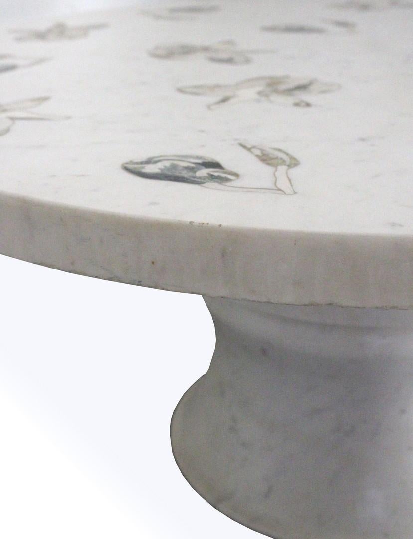 Inspirés par les magnifiques fleurs de Magnolia, ce design et ces motifs modernes sont présentés ici en marbre blanc d'Agra incrusté de pierres semi-précieuses selon la méthode Pietra Dura, née à Florence au XVIIe siècle.


Table Magnolia  en marbre