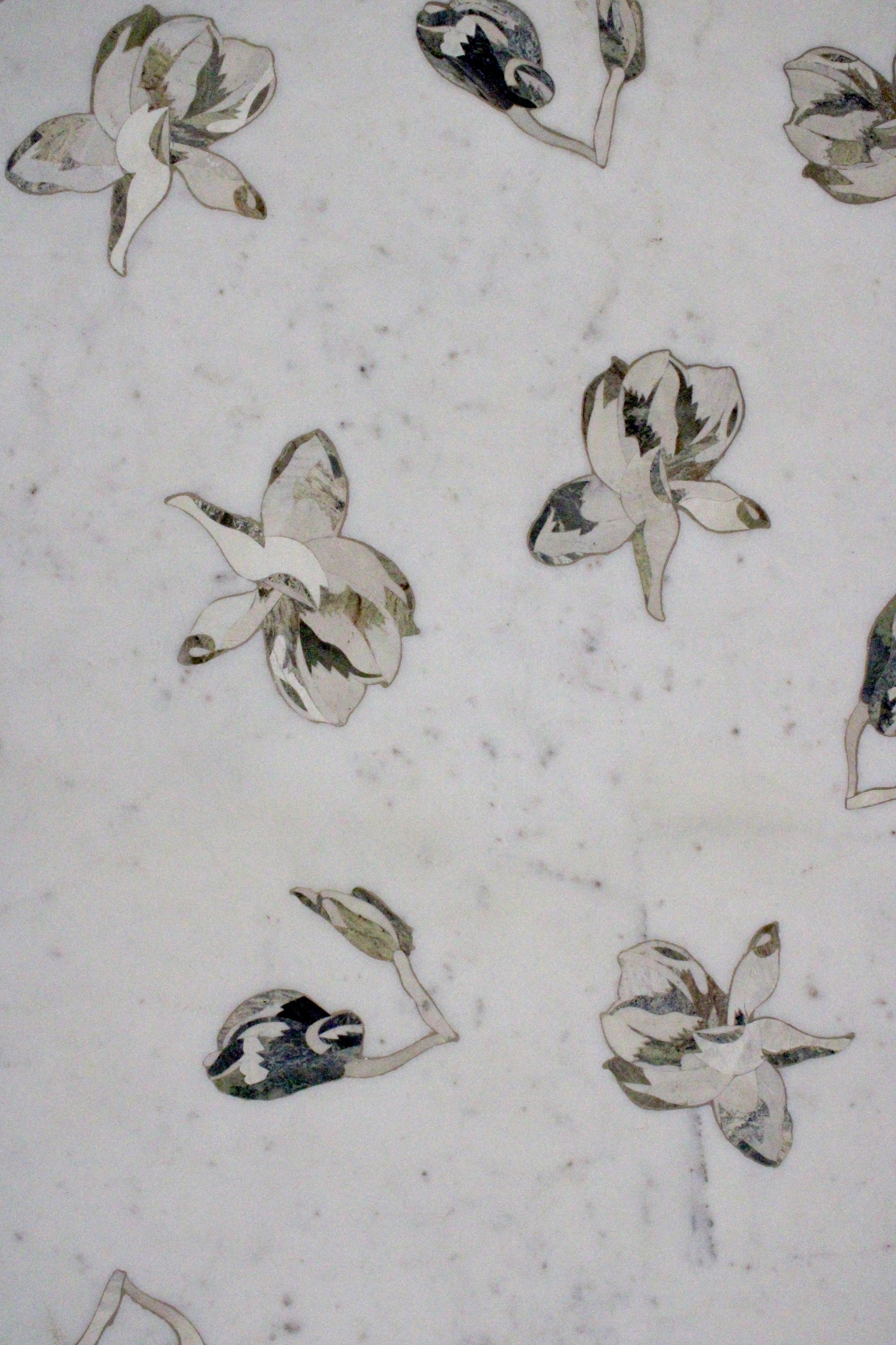 Table Magnolia incrustée en marbre blanc fabriquée à la main en Inde par Stephanie Odegard Neuf - En vente à New York, NY