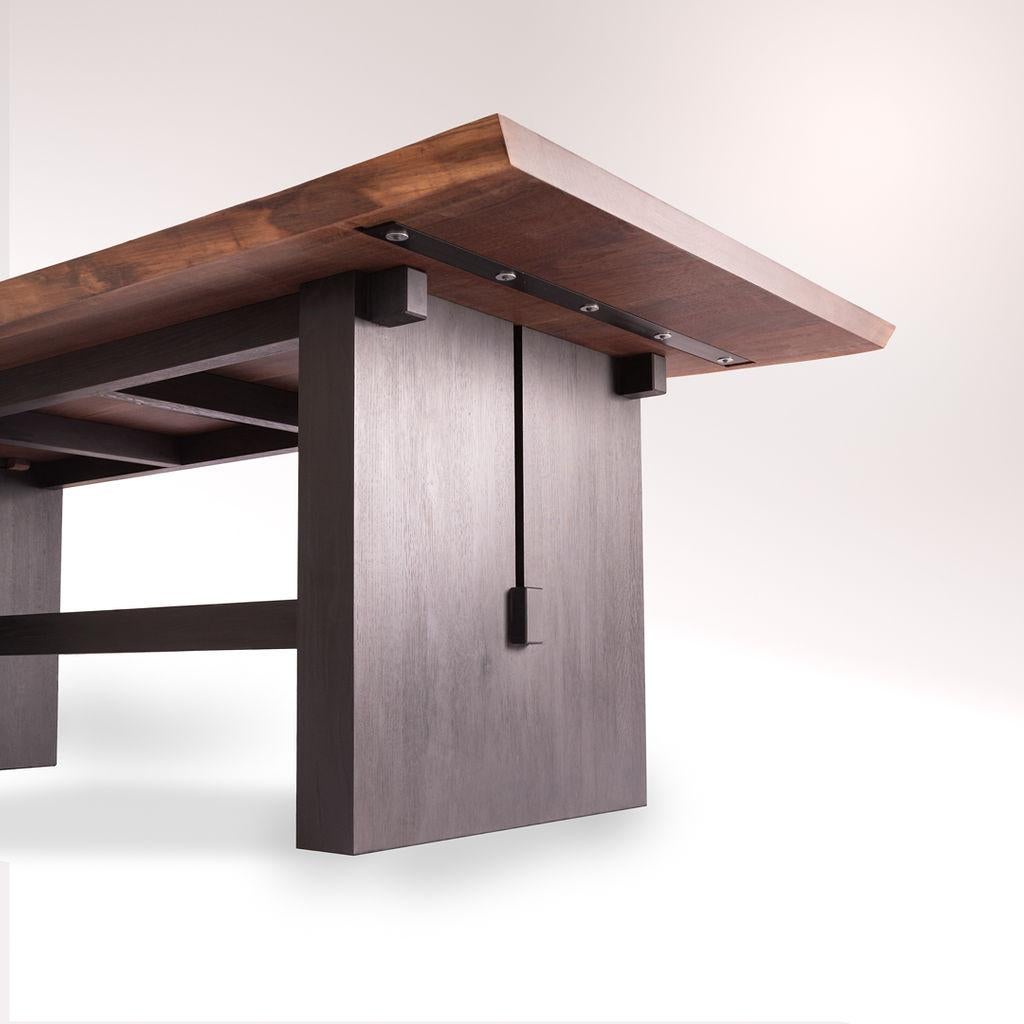 Organique Table Magnolia, table de salle à manger en noyer à bord organique avec base en chêne noirci en vente