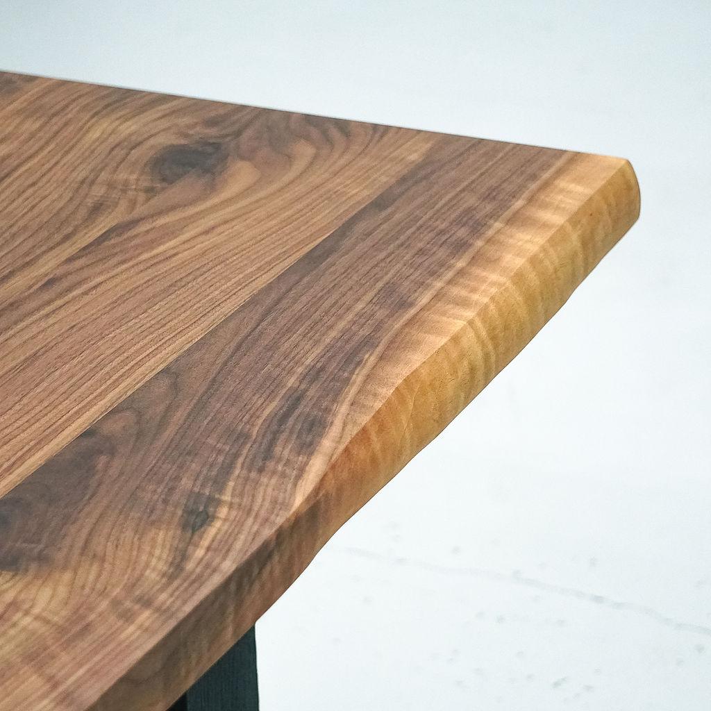 Américain Table Magnolia, table de salle à manger en noyer à bord organique avec base en chêne noirci en vente