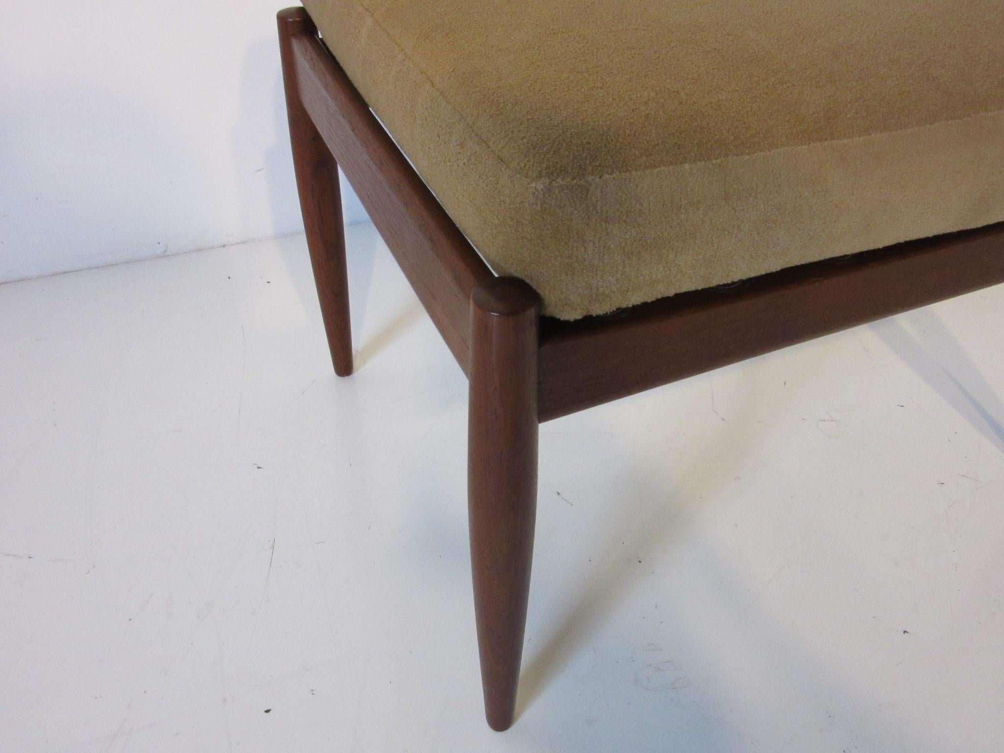magnus footstool
