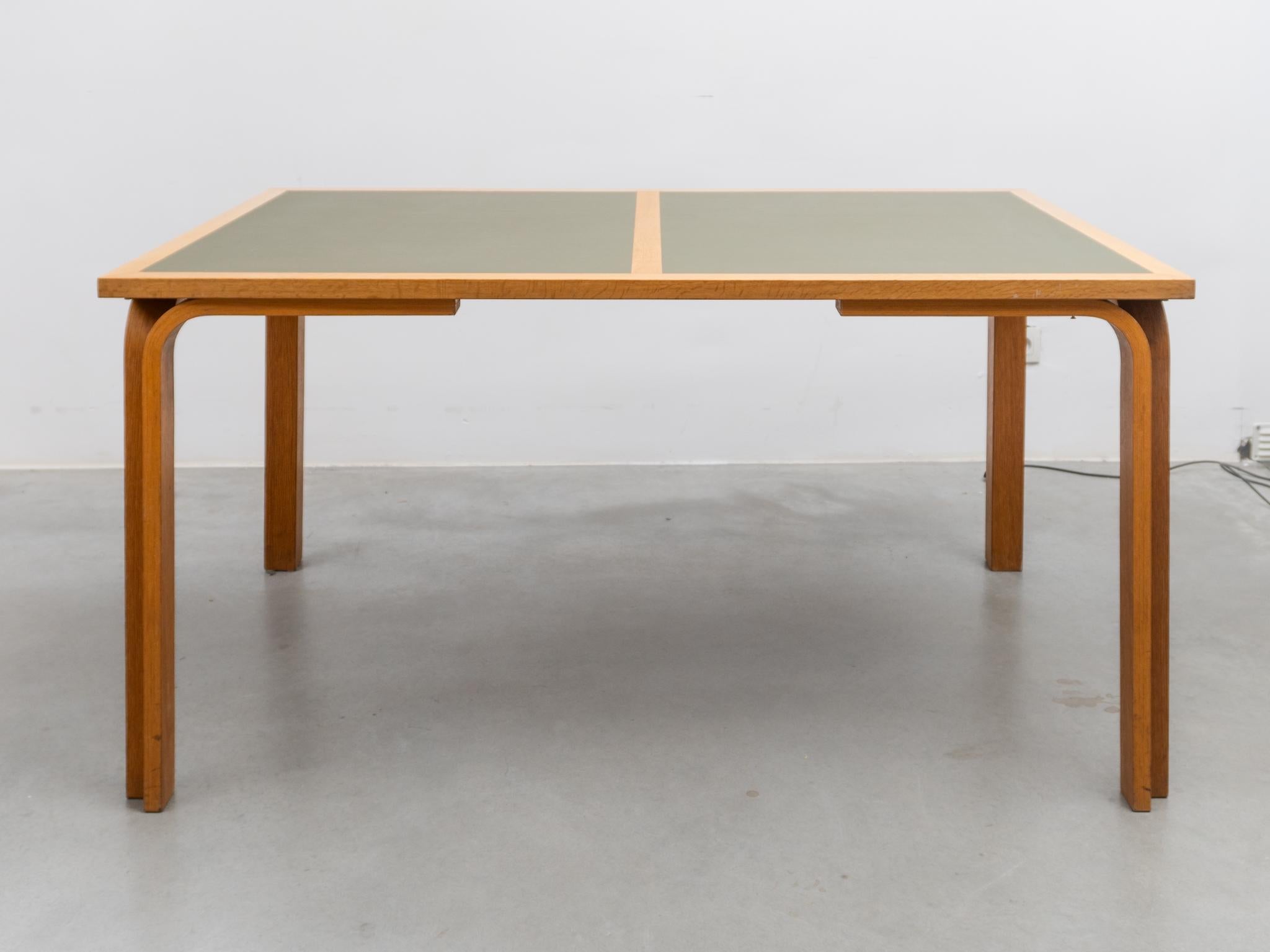 Magnifique table de salle à manger/bureau d'origine danoise en bois de hêtre, conçue par Thygesen et Sorensen pour Magnus Olesen, dans les années 1970. Table de salle à manger danoise modèle DK 7870, de forme rectangulaire, avec des pieds courbés en
