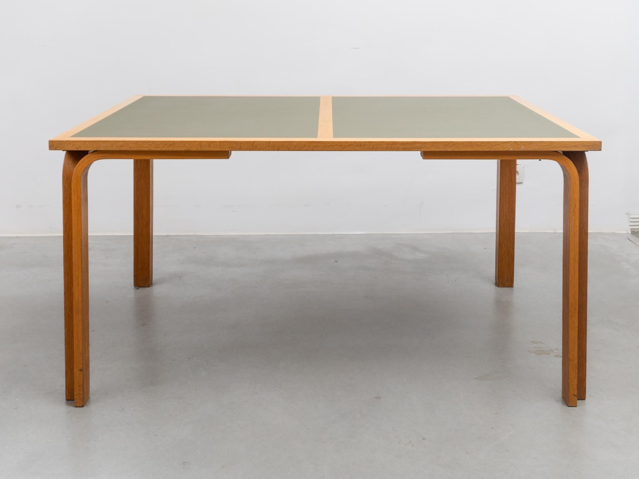 Scandinave moderne Plateau de table en olivier vert étiqueté Made in Denmark, Magnus Olesen, années 1970 en vente