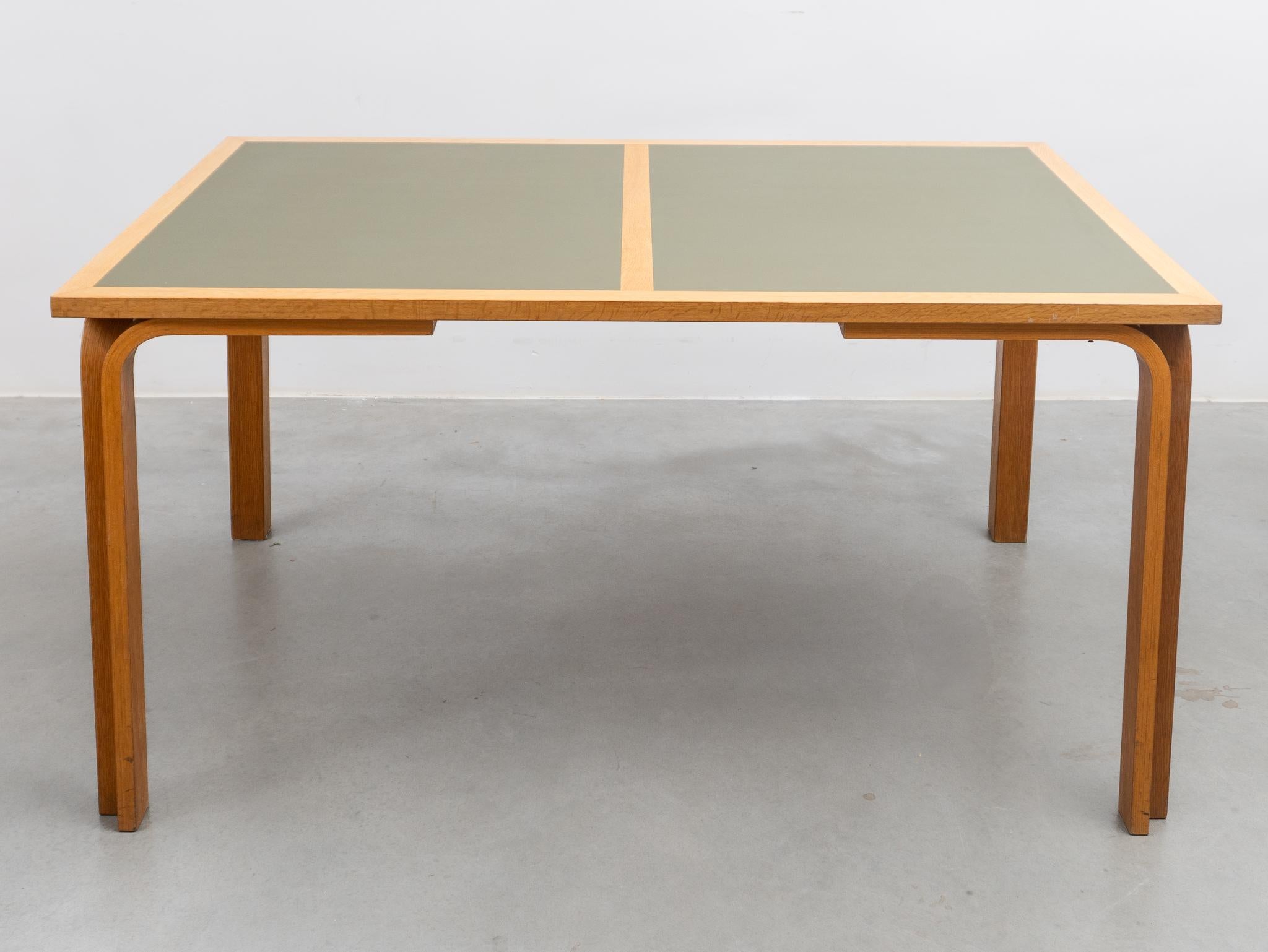 Plateau de table en olivier vert étiqueté Made in Denmark, Magnus Olesen, années 1970 Bon état - En vente à Antwerp, BE