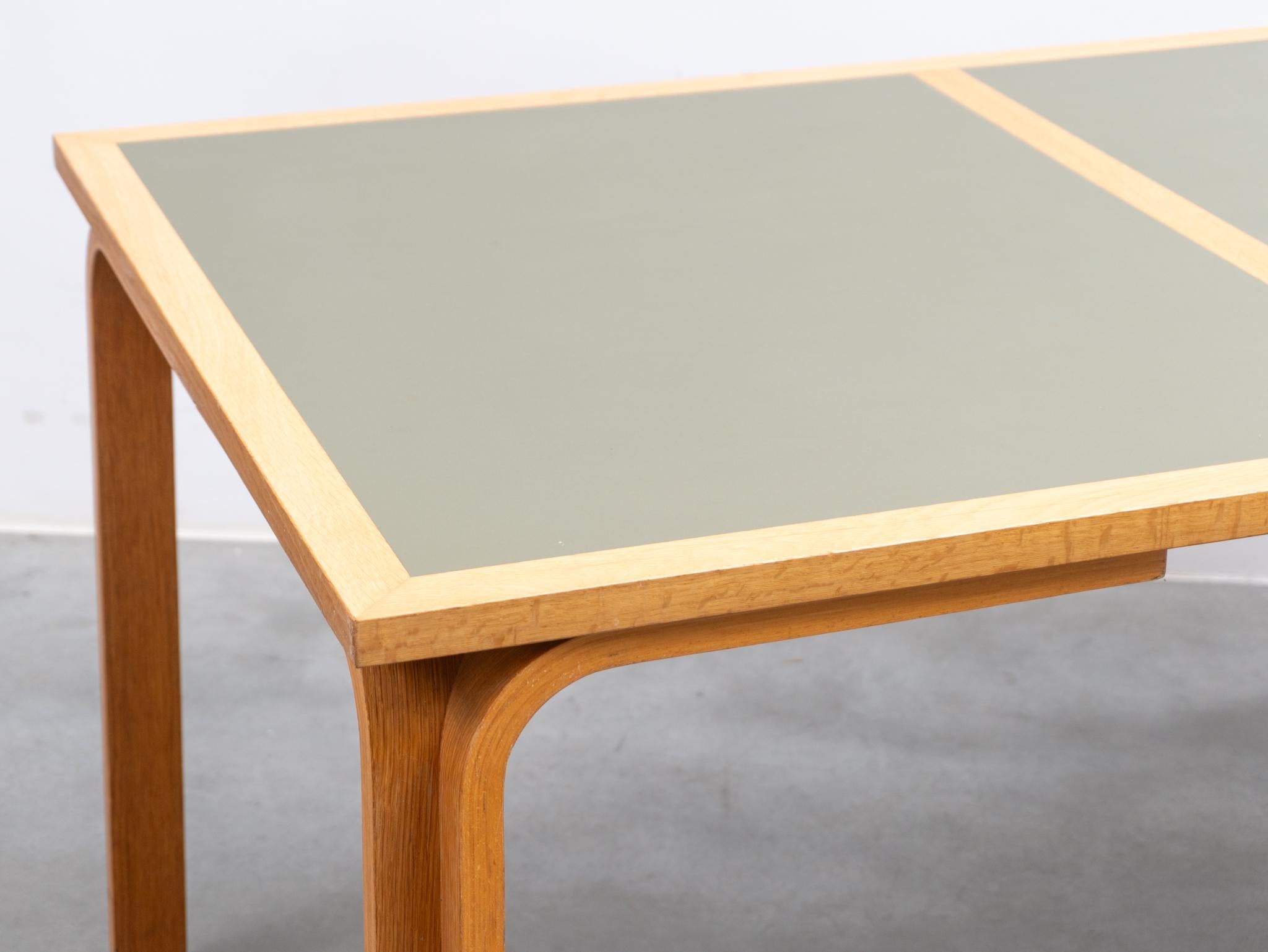 Plateau de table en olivier vert étiqueté Made in Denmark, Magnus Olesen, années 1970 en vente 1
