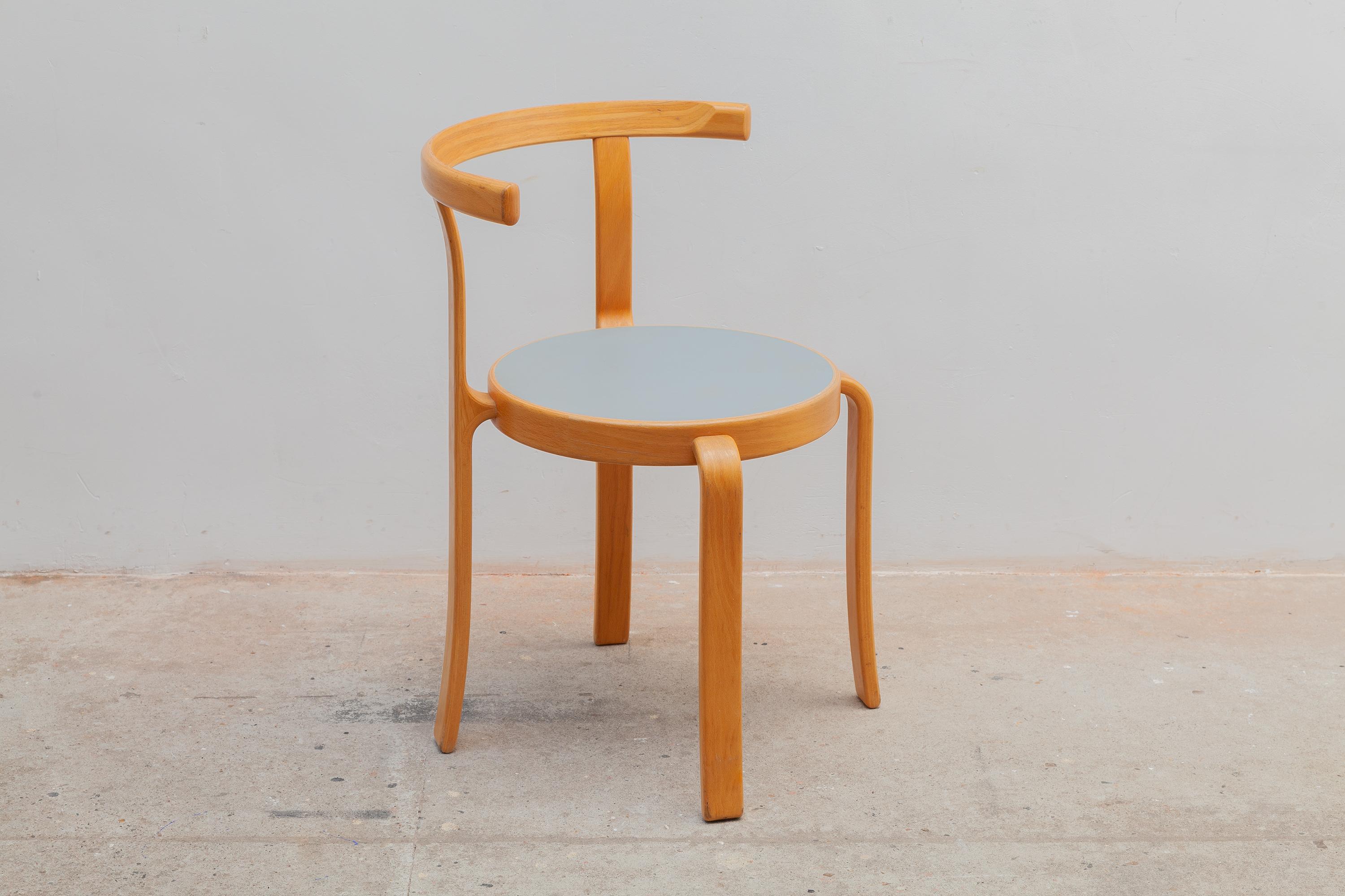 Magnus Olesen Set Round Table and Four Stacking Chairs, Denmark In Good Condition In Antwerp, BE