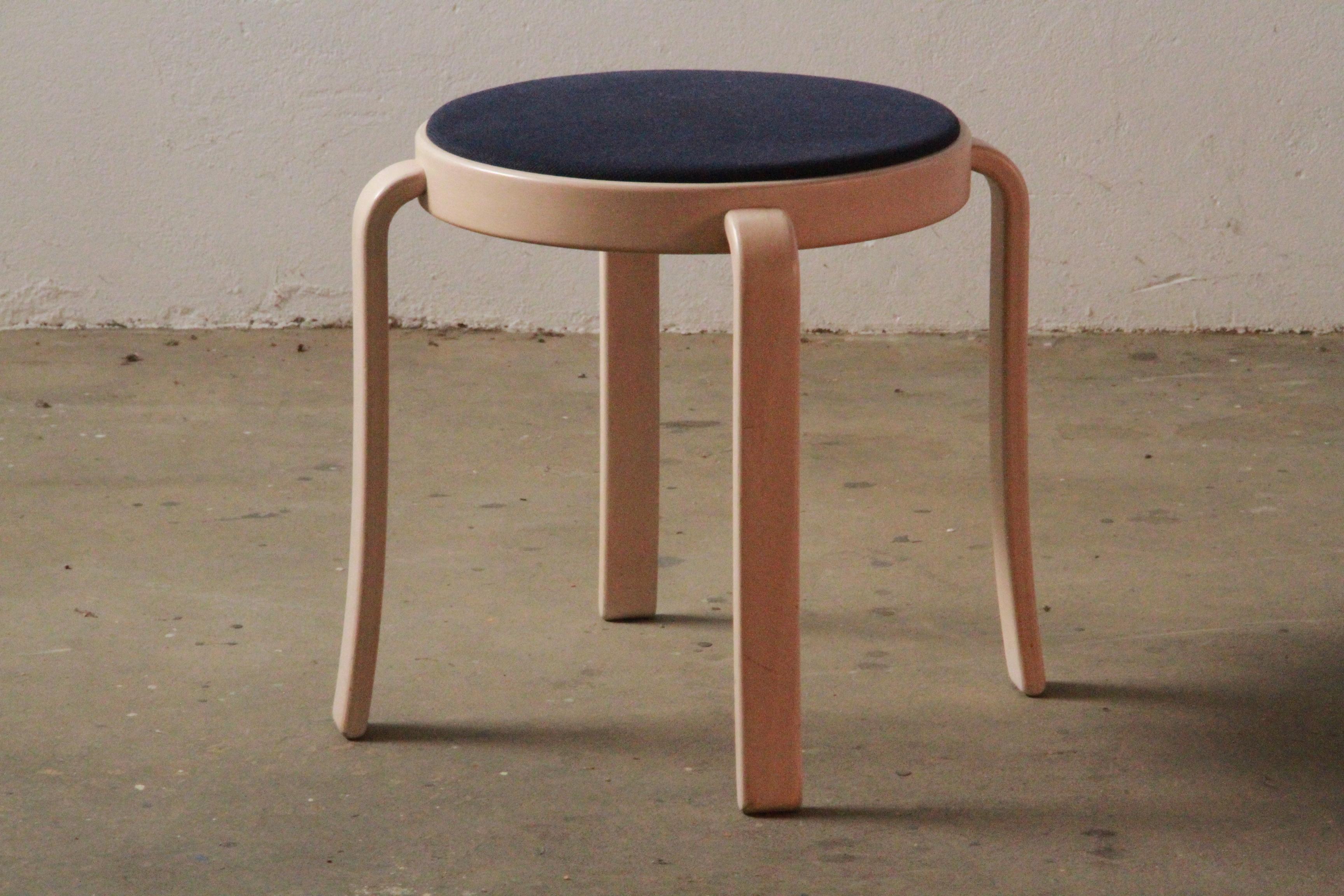 Dies ist ein Magnus Olesen Hocker aus der 8000er Serie, die 1981 von Rud Thygesen & Johnny Sørensen entworfen und in der Fabrik Botium hergestellt wurde. Der Hocker, ein älteres Modell aus den 1980er Jahren, verfügt über ein solides und stabiles