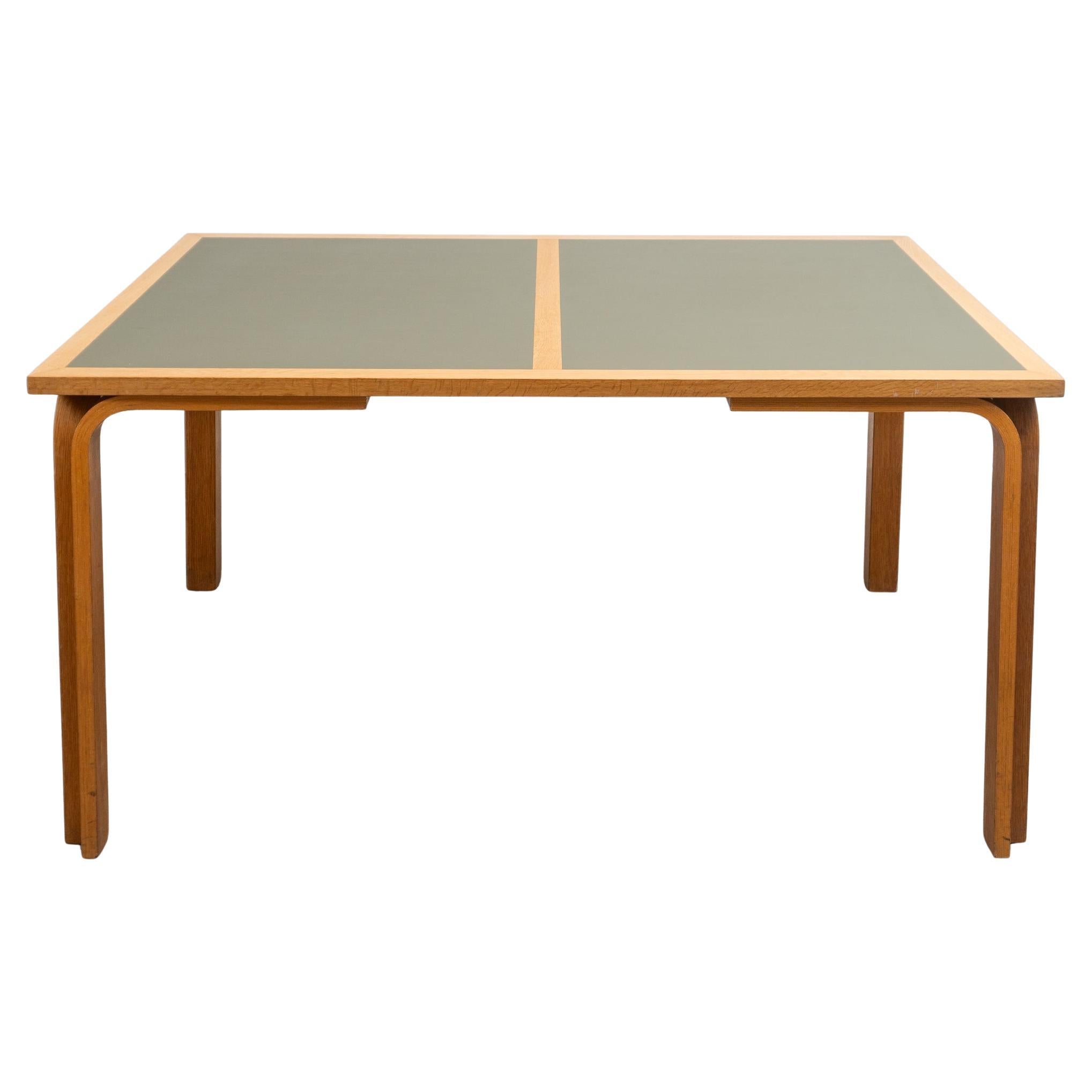 Magnifique table de salle à manger/bureau d'origine danoise en bois de hêtre, conçue par Thygesen et Sorensen pour Magnus Olesen, dans les années 1970. Table de salle à manger danoise modèle DK 7870, de forme rectangulaire, avec des pieds courbés en