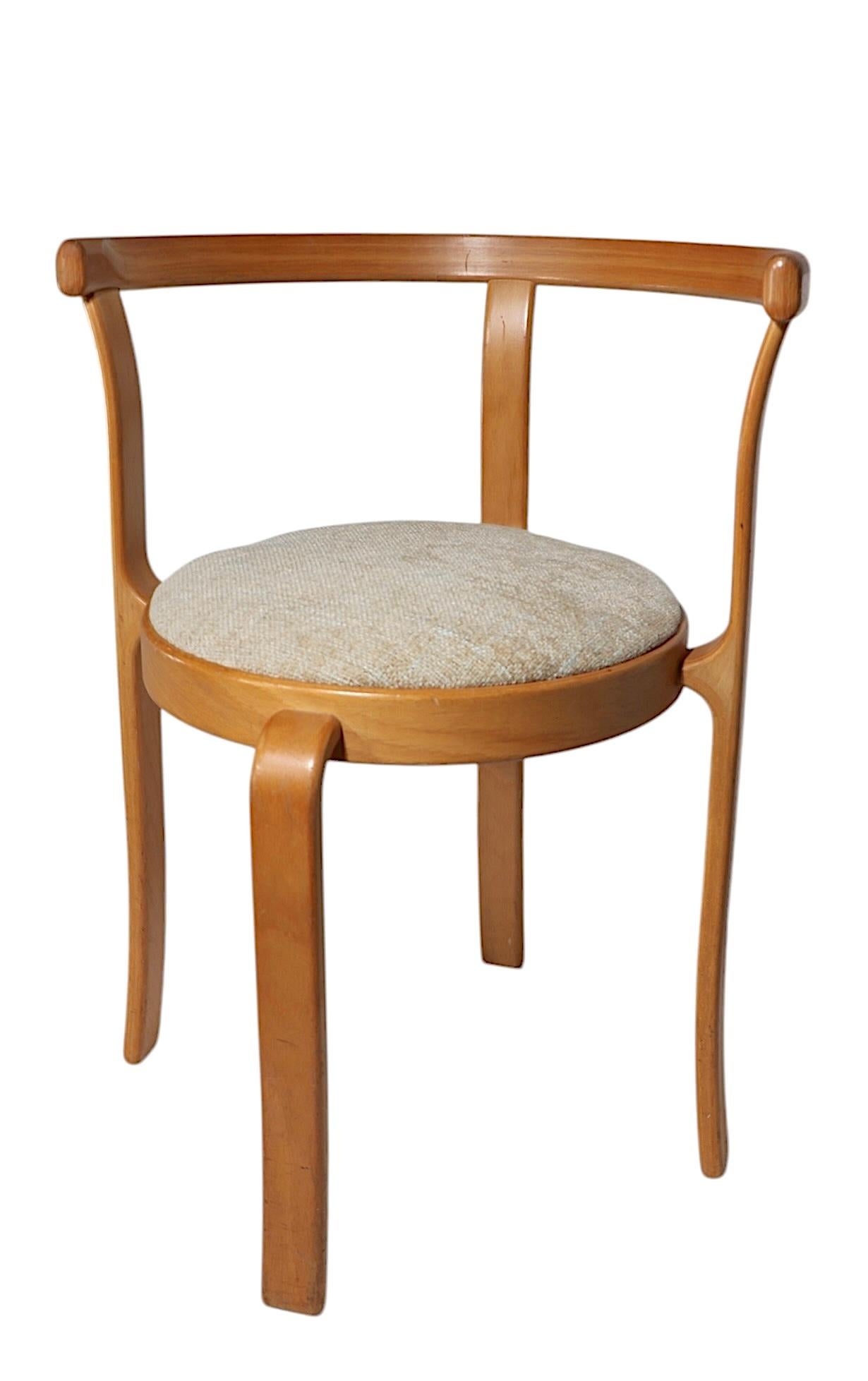 Excellente chaise de salle à manger Magnus/One série 8000, conçue par Rud Thygesen et Johny Sorensen, fabriquée au Danemark dans les années 1980. Cette chaise classique est dans sa finition d'origine, l'assise a été restaurée.  