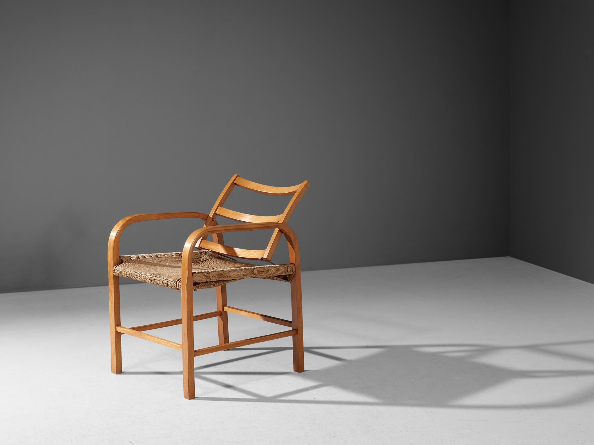 Magnus Beeche pour l'ébéniste Clausen, fauteuil, hêtre, algues tissées, cuir, Danemark, circa. 1933

Ce fauteuil a été conçu par l'architecte danois Magnus Læssøe Stephensen (1903-1984). Le designer s'est concentré sur la création d'une chaise