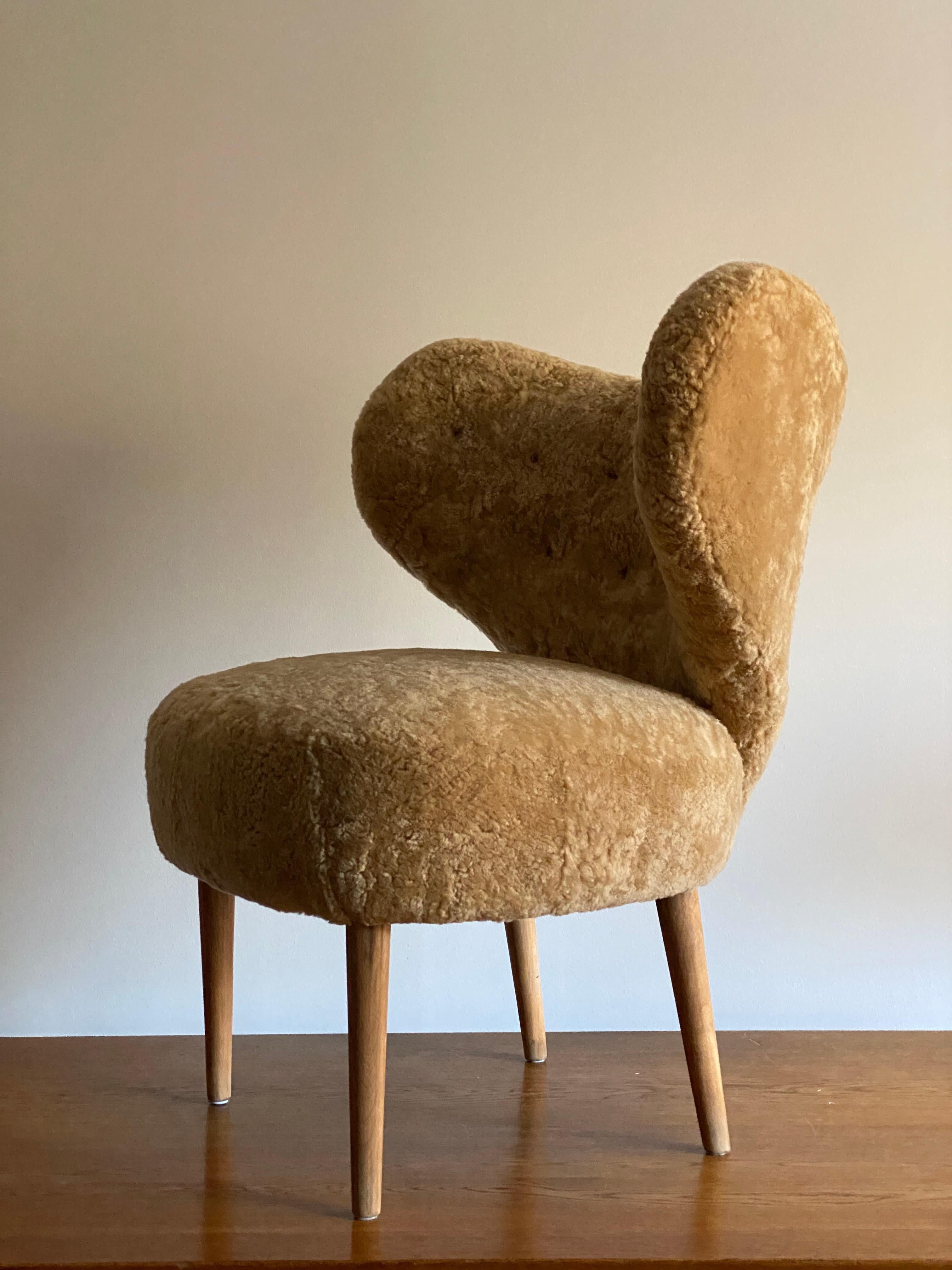 A rare organic and sculptural lounge chair / high back chair. Design attributed to Magnus Stephensen. The chairs' organic form is further enhanced by sheepskin upholstery. Produced in the late 1940s, or possibly the early 1950s.

Other designers