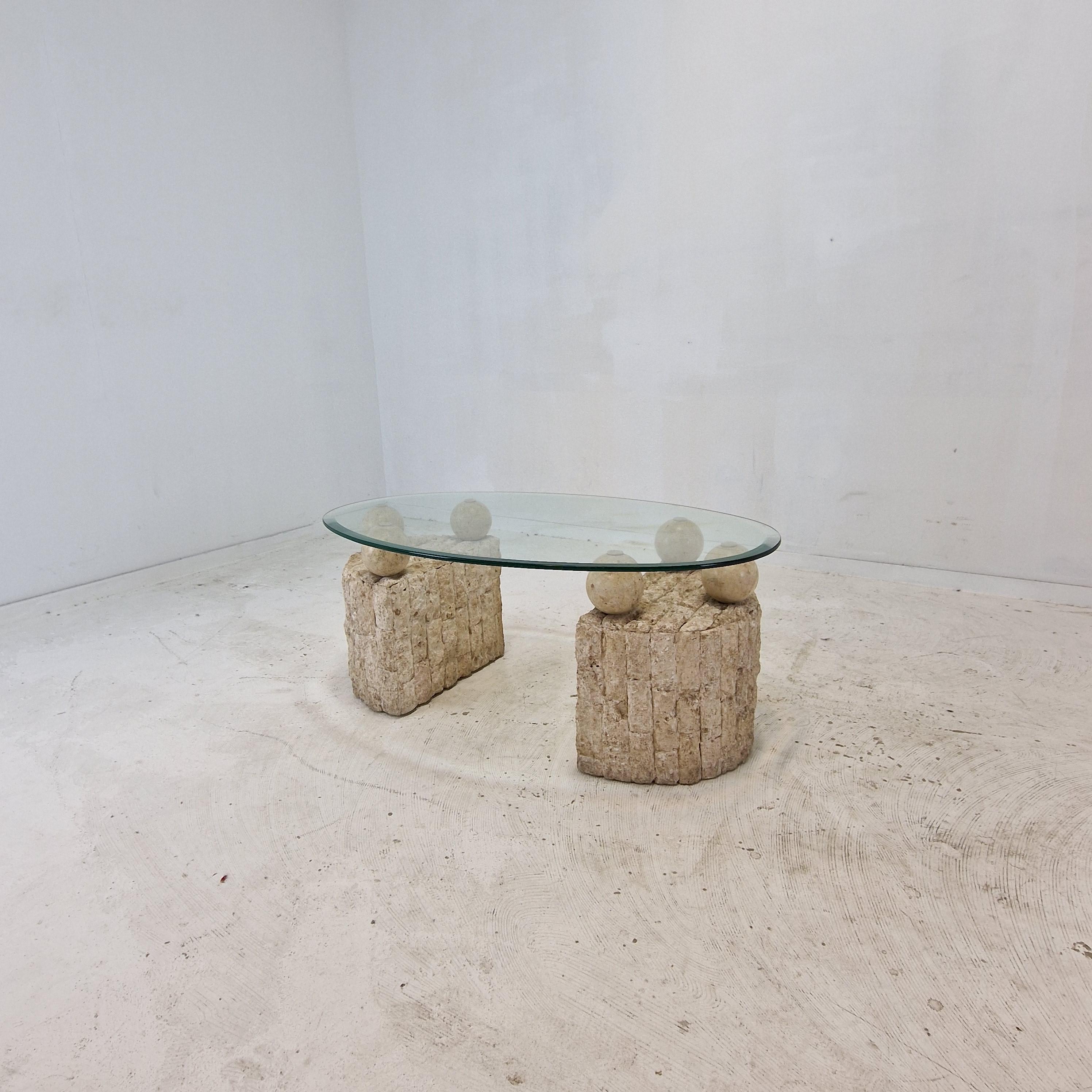 Magnifique table basse ou table d'appoint au design postmoderne des années 1980, par Magnussen Ponte.

La base de cette jolie table est faite de pierre de Mactan ou de pierre fossile, un motif de brique aux bords rugueux. 

Six boules de pierre
