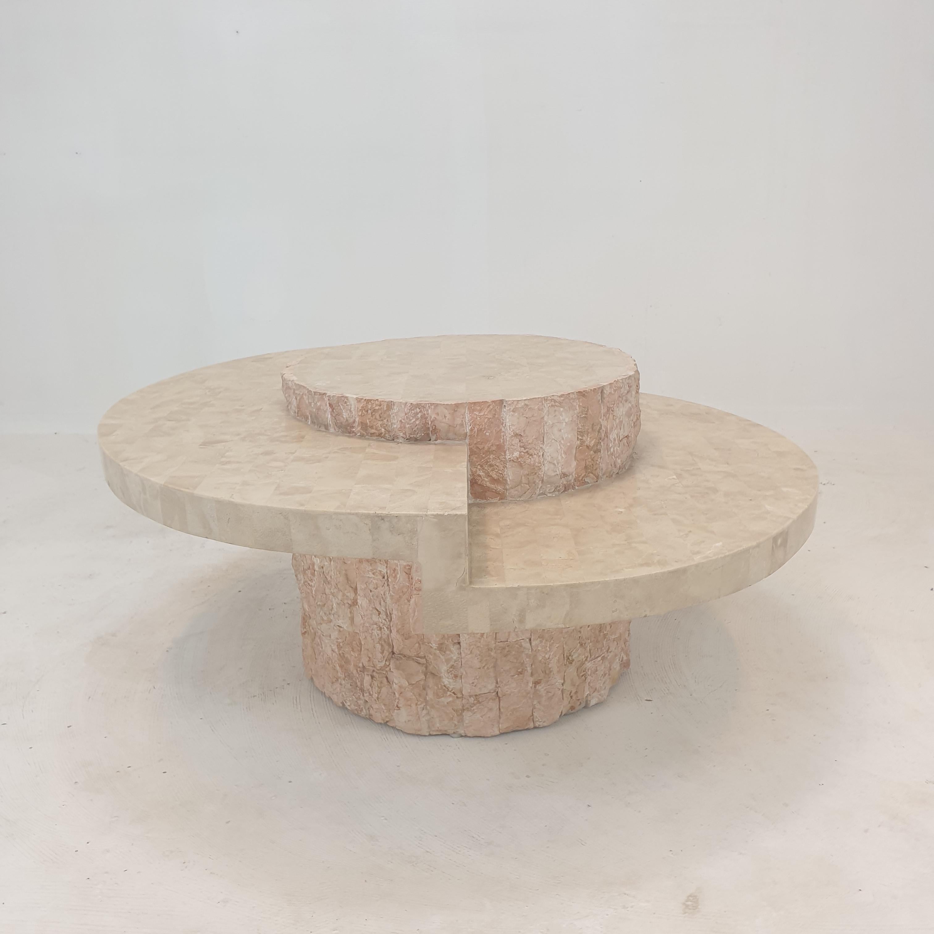 Très belle table basse ou d'appoint par Magnussen Ponte, années 1980.

Cette table étonnante est fabriquée en pierre de Mactan ou en pierre fossile, un motif de brique à bord brut.
Le poids est d'environ 25 kg (55 lbs).

Nous travaillons avec