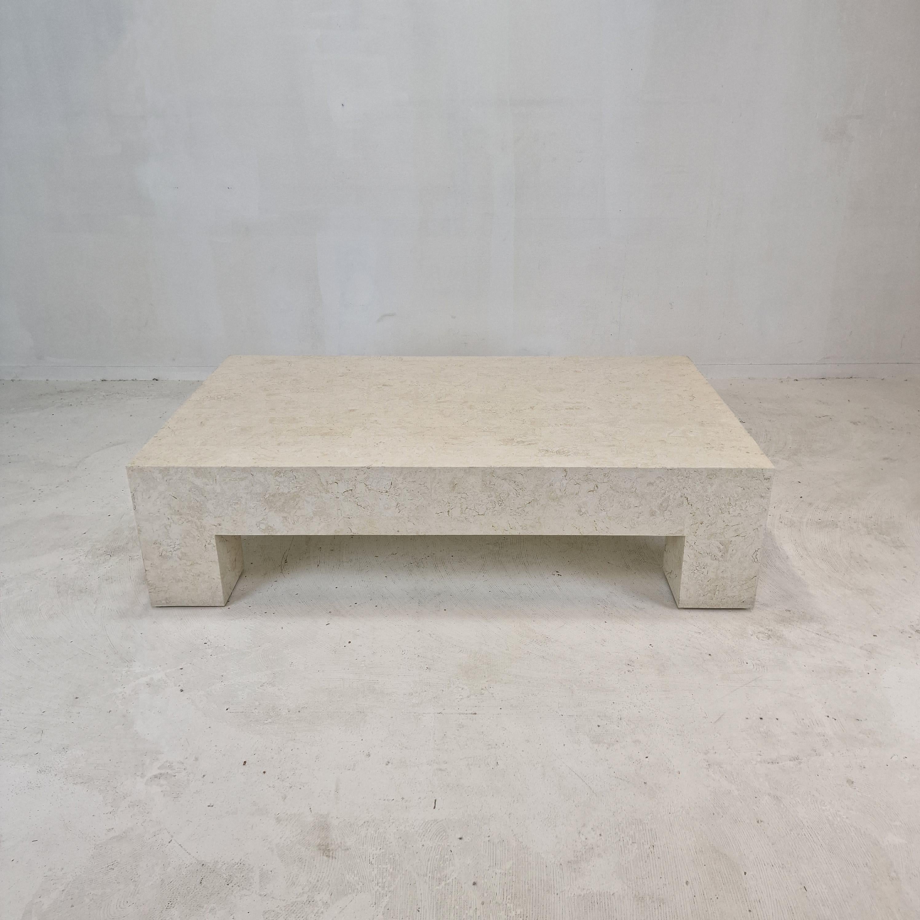 Rare et très belle table basse de Magnussen Ponte, années 1980.

Cette table étonnante est fabriquée en pierre de Mactan, également appelée pierre fossile.

La pierre de Mactan se trouve uniquement sur l'île de Mactan, dans le sud des Philippines.