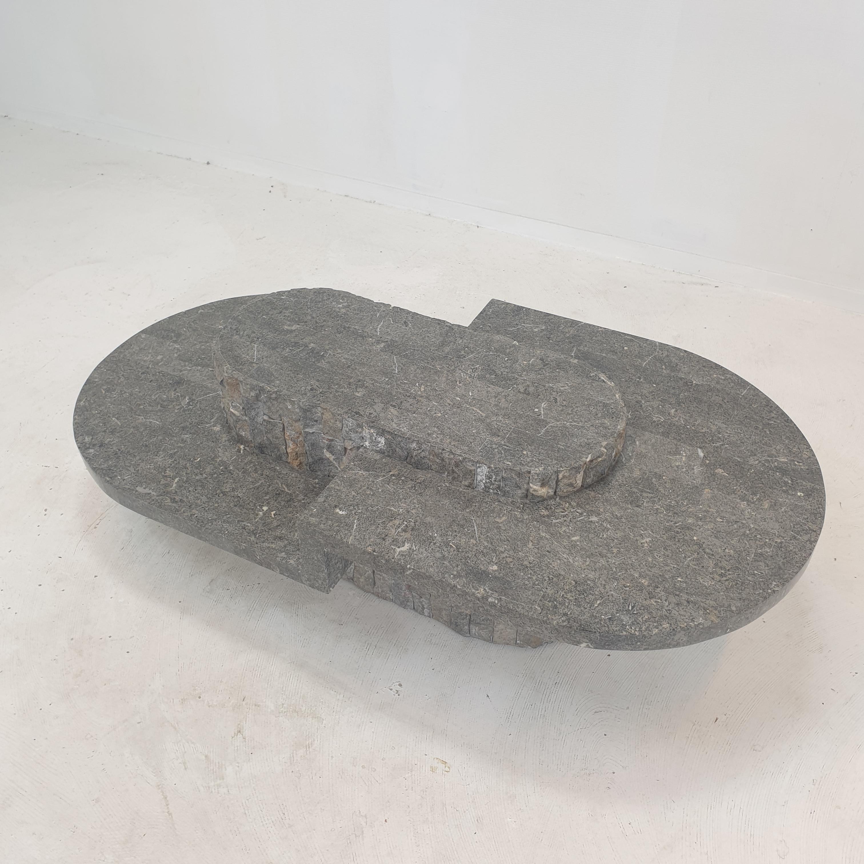 Table basse en pierre de Mactan ou pierre fossile Ponte de Magnussen, années 1980 Bon état - En vente à Oud Beijerland, NL