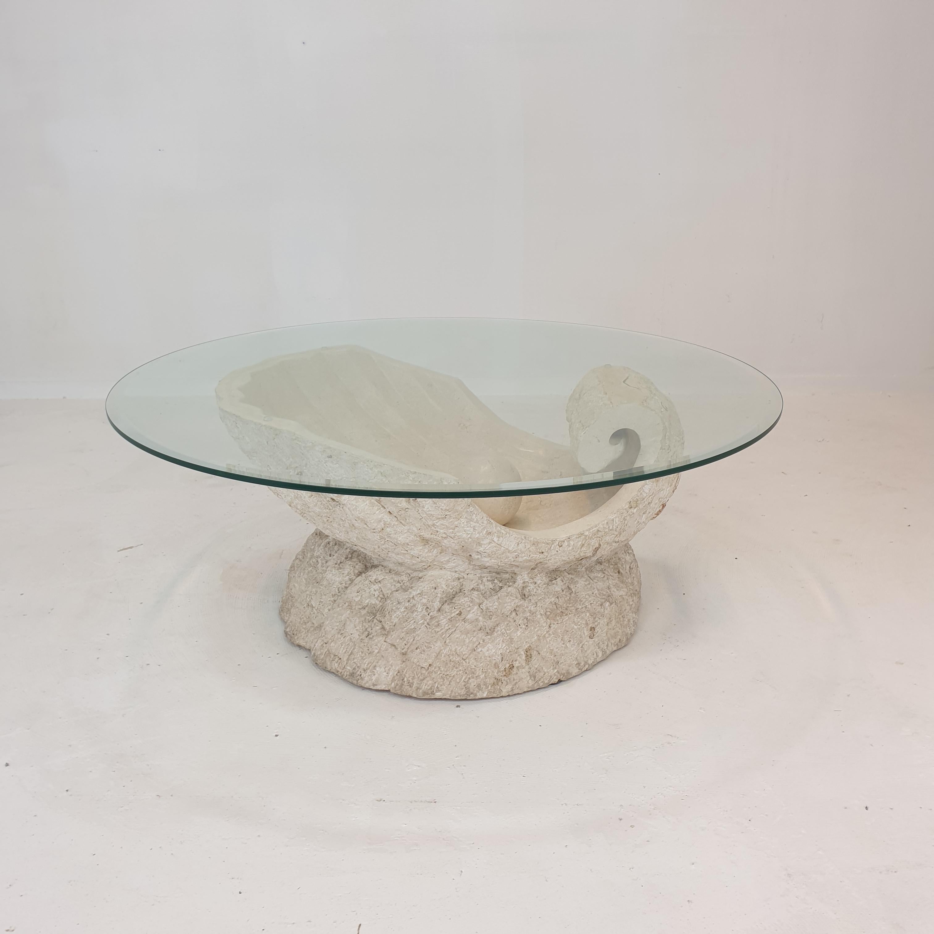 Très belle table basse ou d'appoint par Magnussen Ponte, années 1980.
Il a la forme magnifique d'une huître avec une perle à l'intérieur.

Cette table étonnante est fabriquée en pierre de Mactan ou en pierre fossile, un motif de brique aux bords