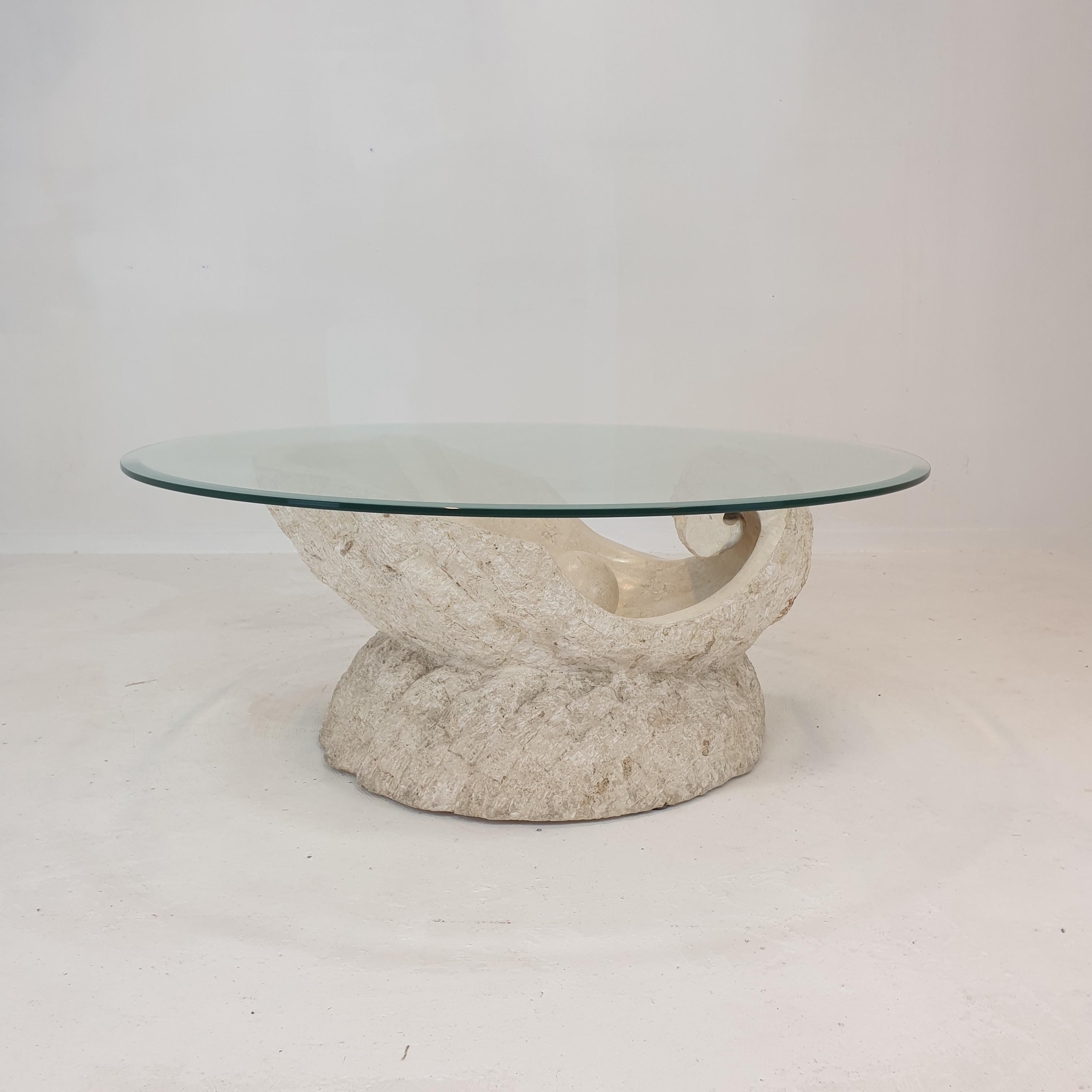 Postmoderne Table basse en pierre de Mactan ou en coquillage de pierre fossile de Magnussen Ponte, années 1980 en vente