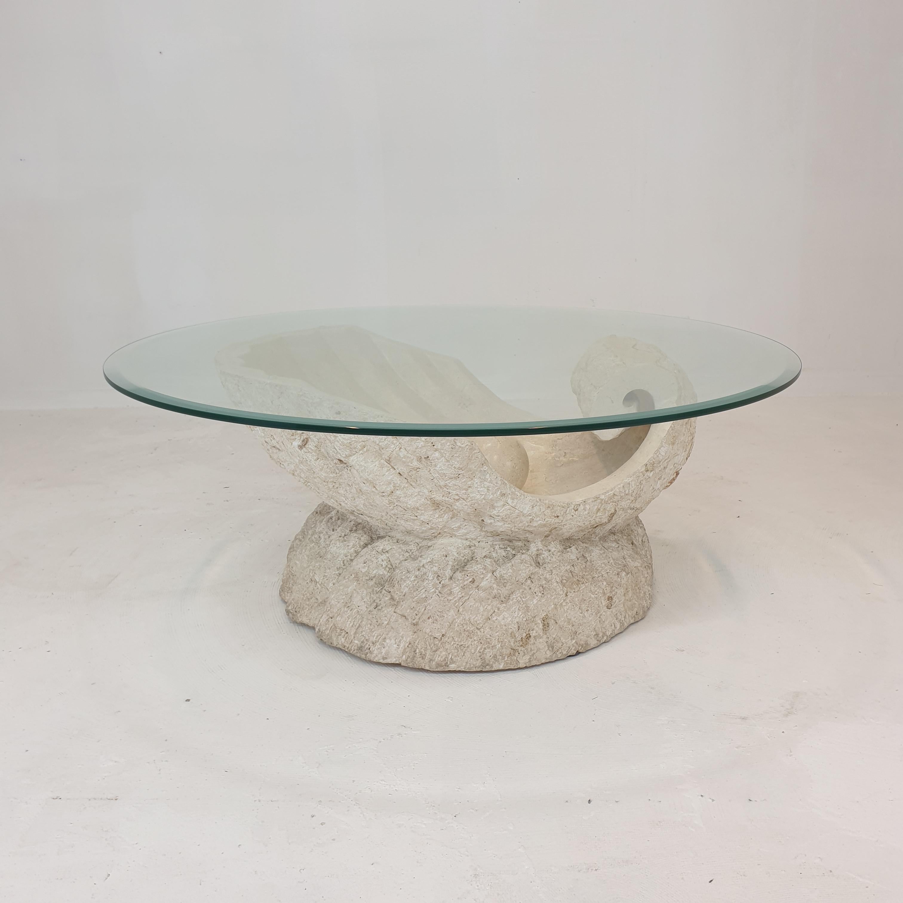 Inconnu Table basse en pierre de Mactan ou en coquillage de pierre fossile de Magnussen Ponte, années 1980 en vente