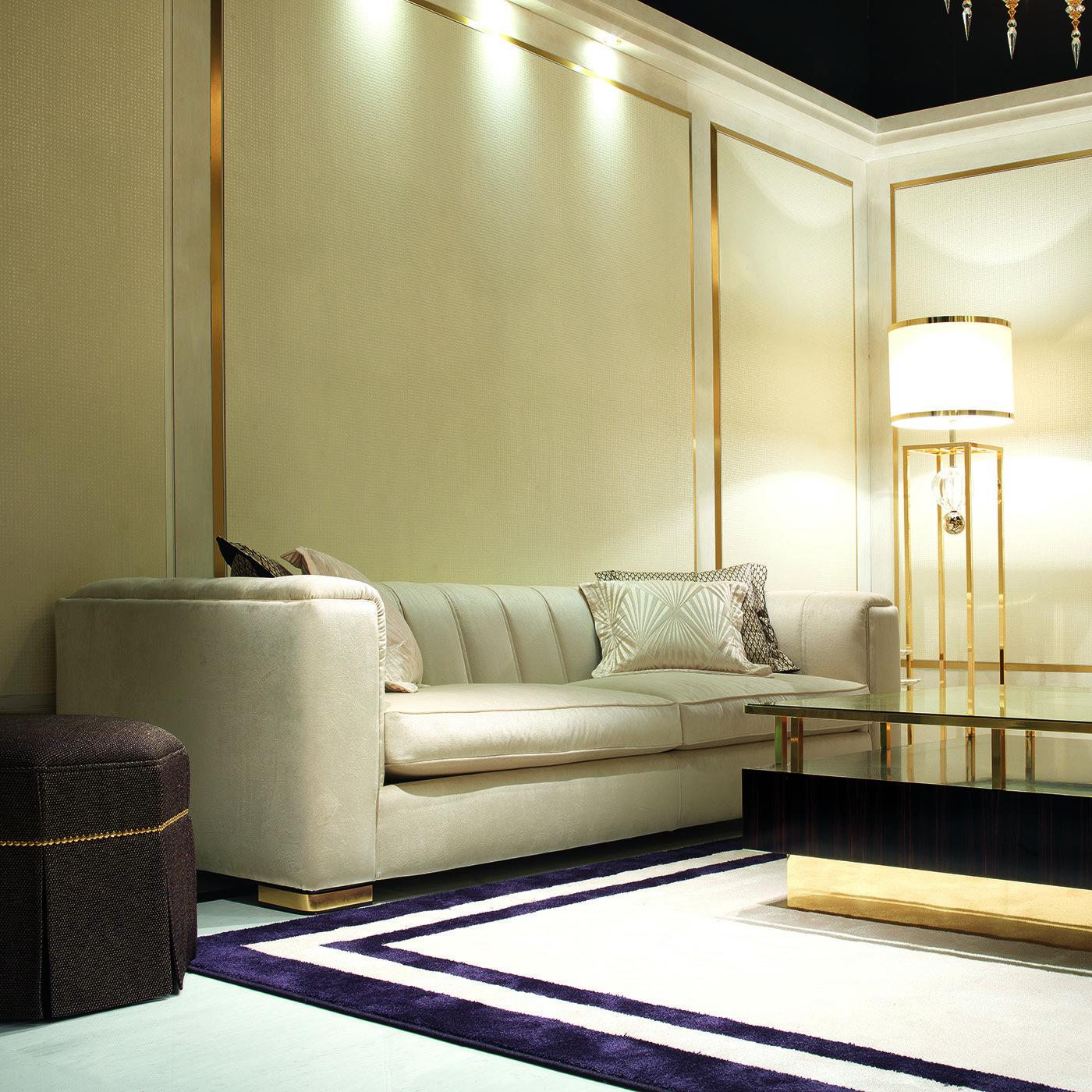 Das Magritte Sofa ist ein zeitloser Klassiker mit modernem Touch und starker ästhetischer Ausstrahlung. Dieses Sofa ist mit einem samtigen, helltaupefarbenen Stoff bezogen, hat Blockfüße aus goldfarbenem Holz und zwei mit Gänsedaunen gefüllte