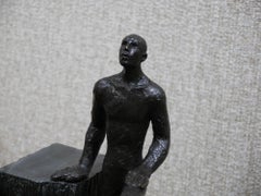 Le veilleur, bronze figuratif de Maguy Banq, hommes debout dans des rochers en ardoise