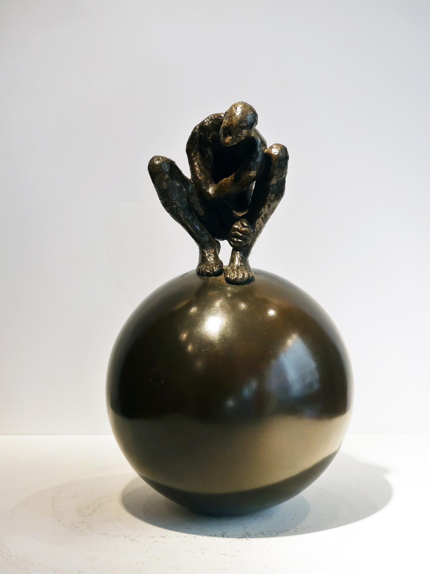 Soledad, sculpture en bronze, figure humaine figurative, homme sur terre par Maguy Banq en vente 1