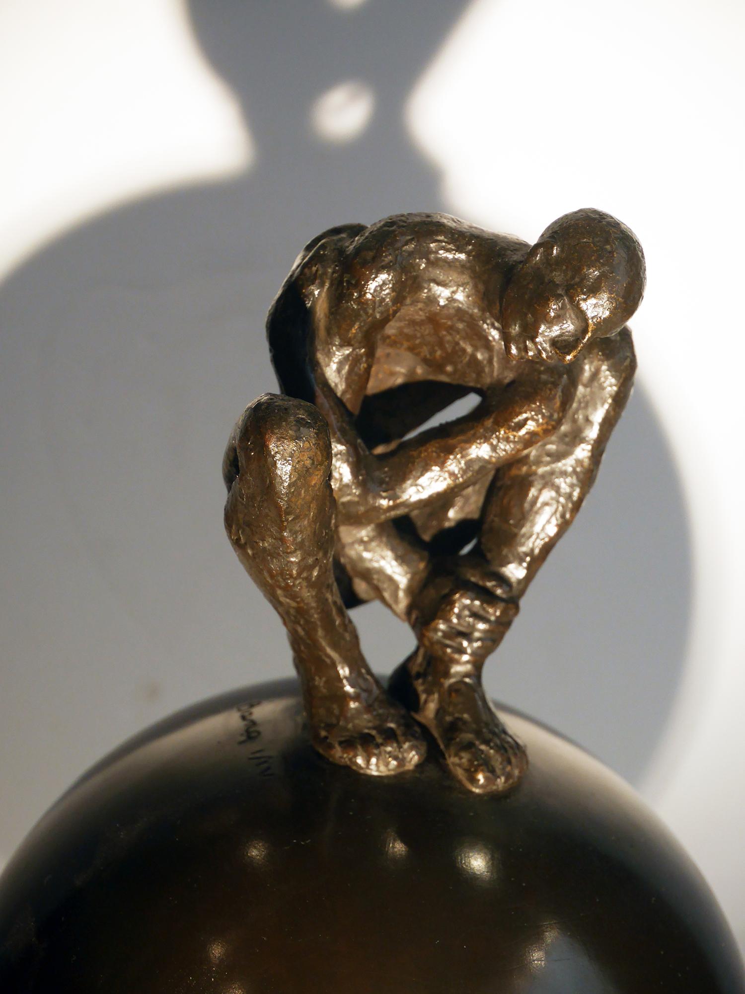 Soledad, sculpture en bronze, figure humaine figurative, homme sur terre par Maguy Banq en vente 4