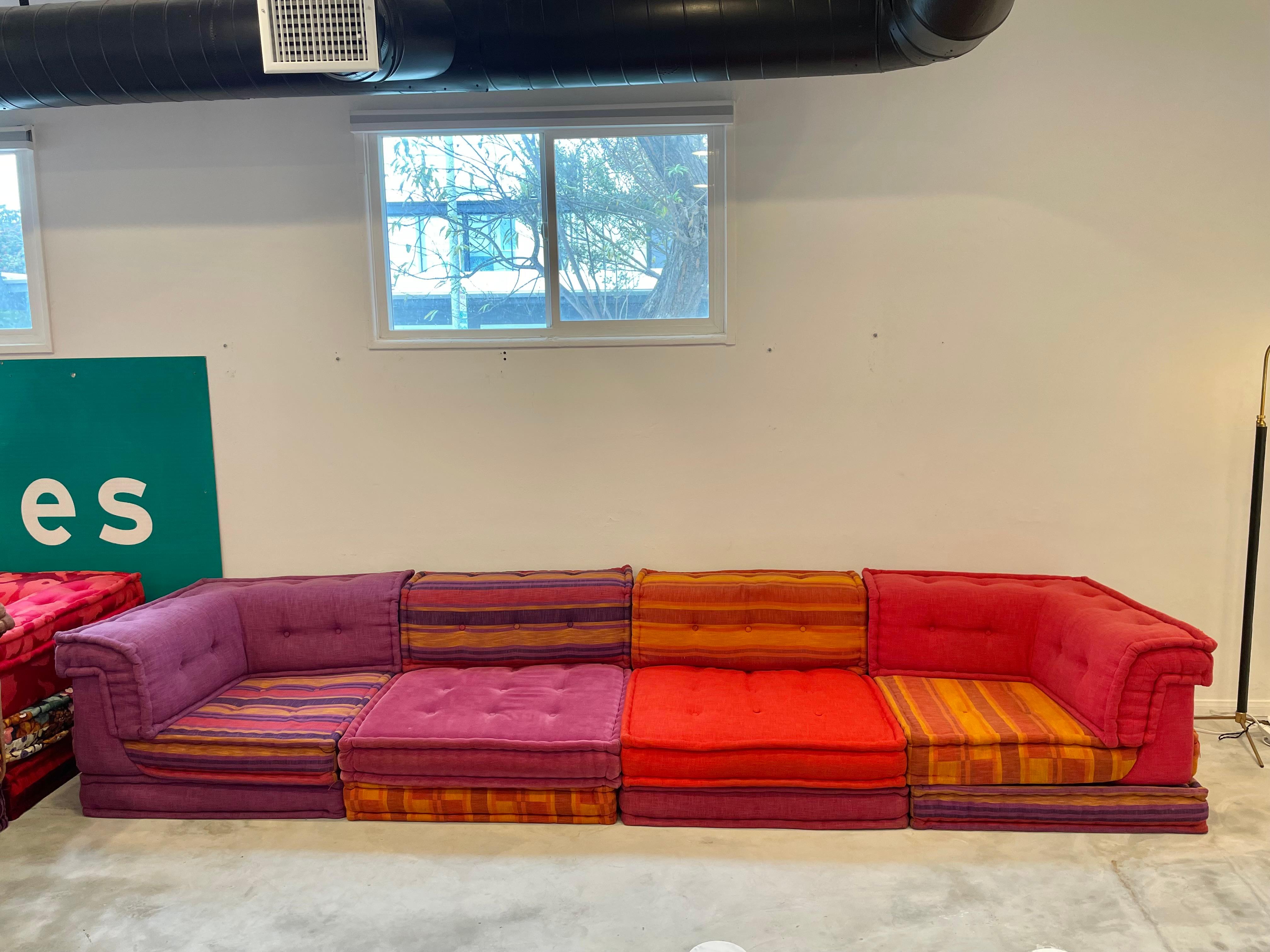 Stunning Mah Jong sofa designed by Hans Hopfer for Roche Bobois. An iconic sofa design made in Italy in a beautiful and vibrant fabric. Includes 8 floor cushions, 2 back rests and 2 corner pieces. Extremely comfortable and roomy. Floor cushions can